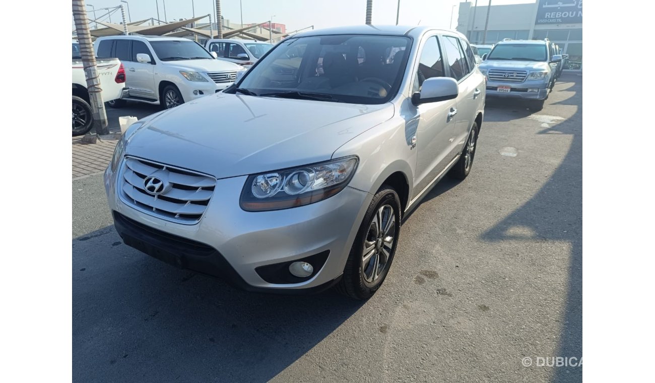 Hyundai Santa Fe Hyundai Santafe 2011 diesel.The car is very good, in perfect condition, looks clean from the inside