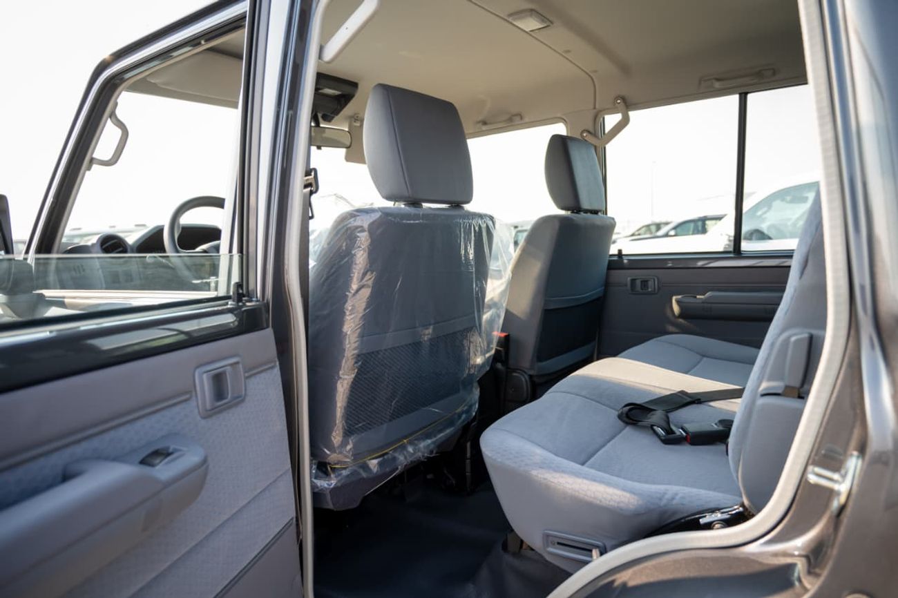 تويوتا لاند كروزر بيك آب 4.0L Pickup | Double Cabin | Automatic | Petrol | 5 Seater | 4 Door |