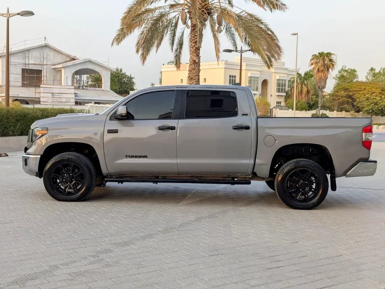Toyota Tundra Crewmax SR5 - GCC Specs interior and Exterior Excellent Condition