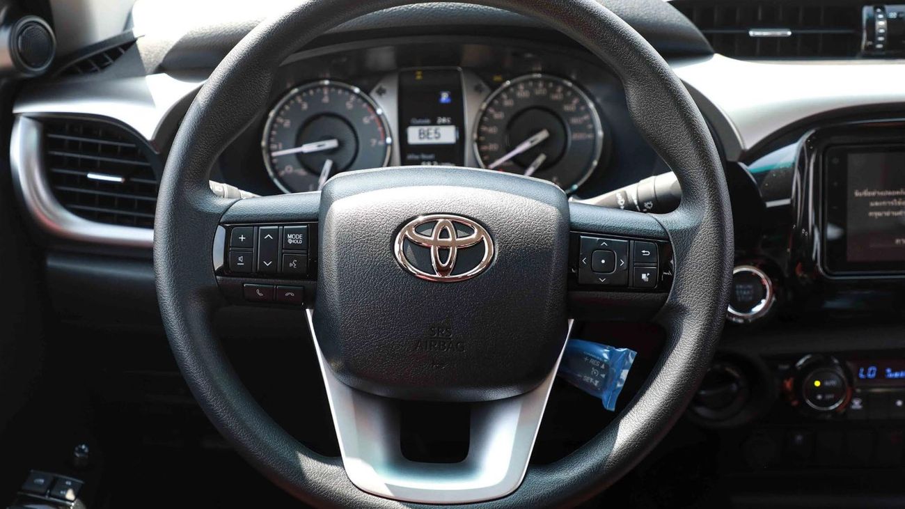 تويوتا هيلوكس 2.7L VVT‑i inline‑4 petrol (2TR‑FE), 4 door. 5 seats