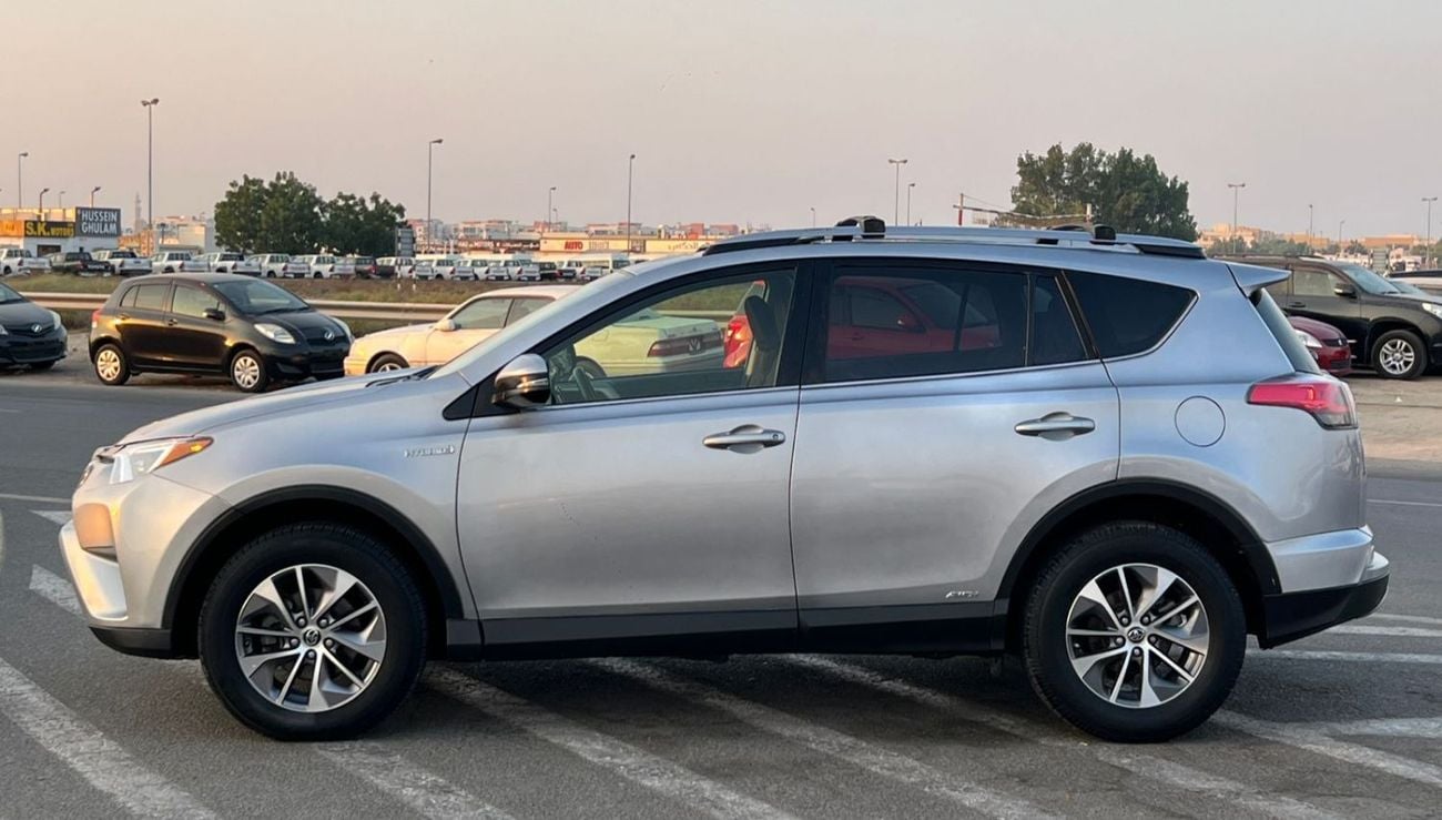 Toyota RAV4 2018 Toyota RAV4 Hybrid XLE – Full Option – 2.5L V4 – AWD 4x4 – Sunroof –