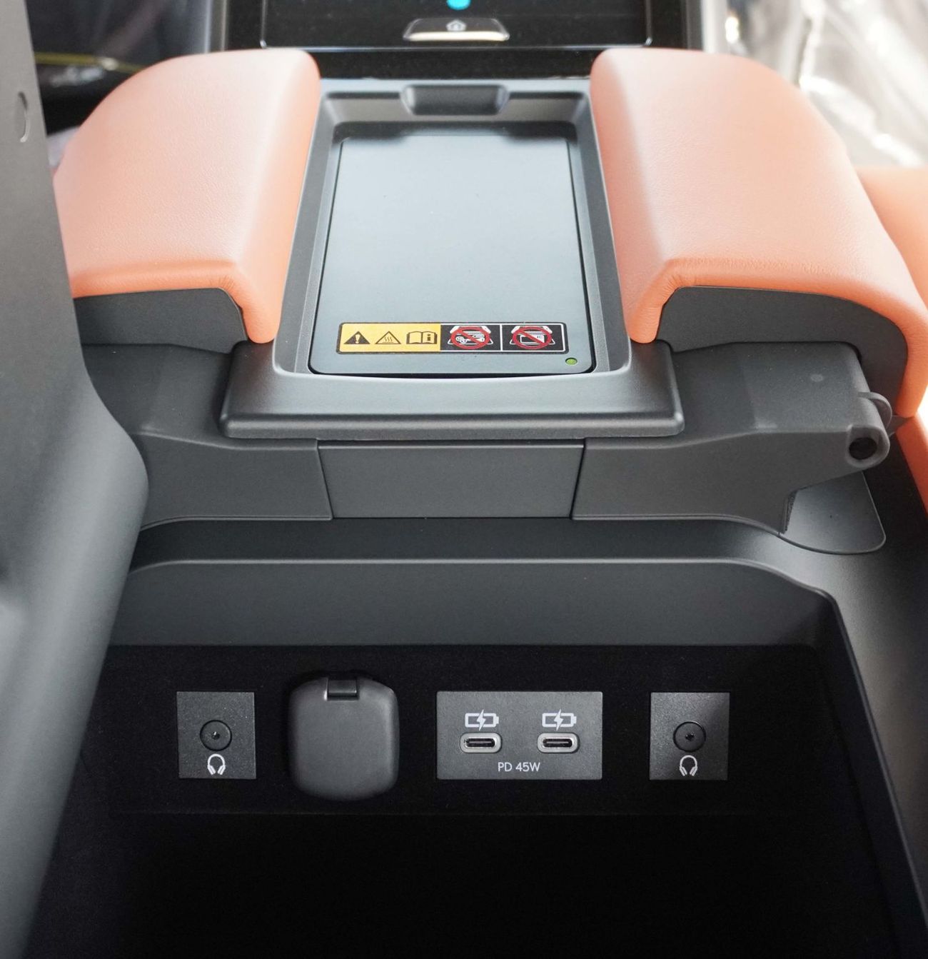 لكزس LX 700h LEXUS-LX700H 3.5L VIP (WIRELESS CHARGER, REAR TV SCREEN, 360 DEGREE CAMERA)