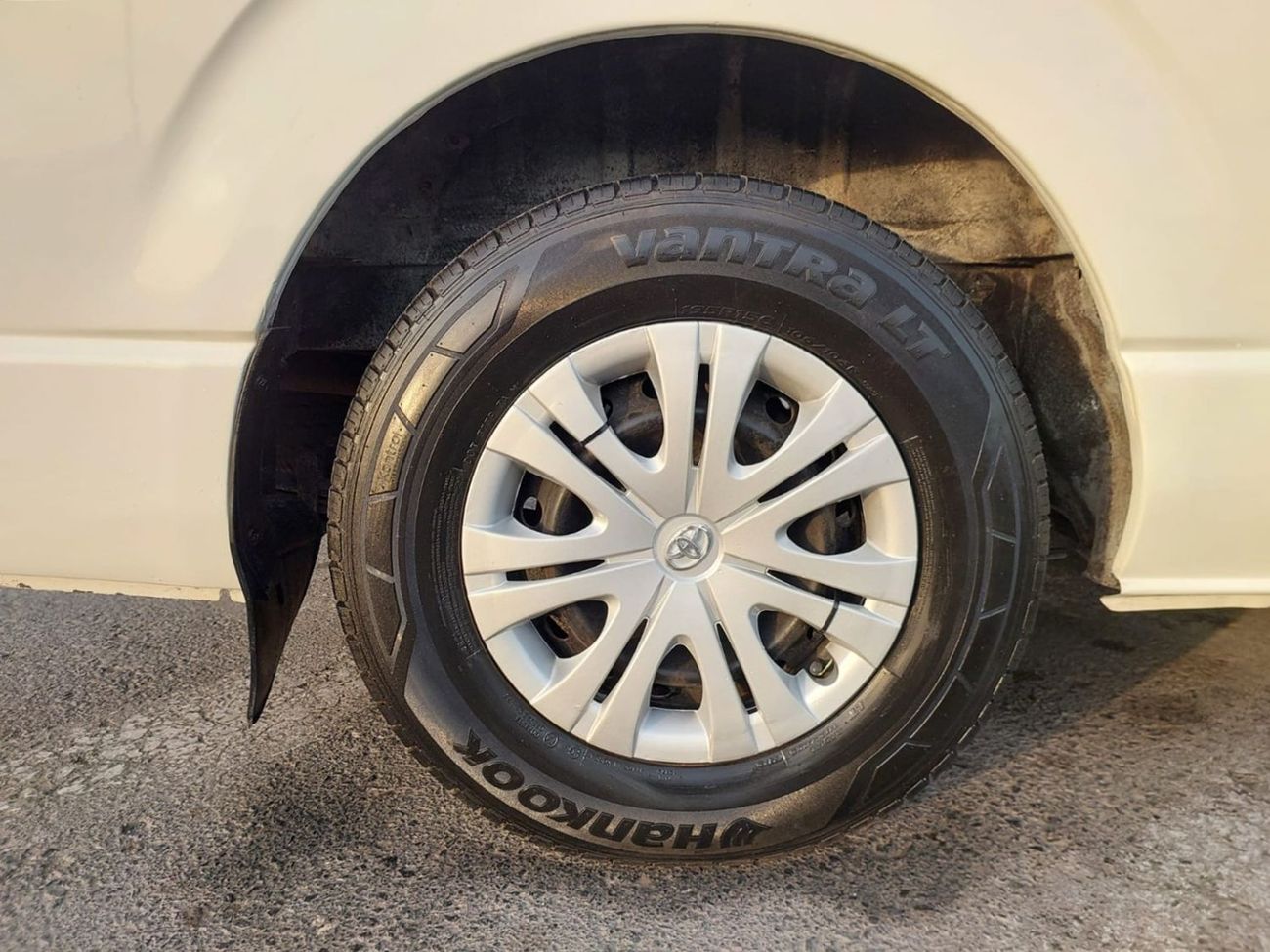 Toyota Hiace TOYOTA HIACE COMMUTER VAN RHD 2005 MODEL 2.5 L DIESEL MANUAL(PM07223)