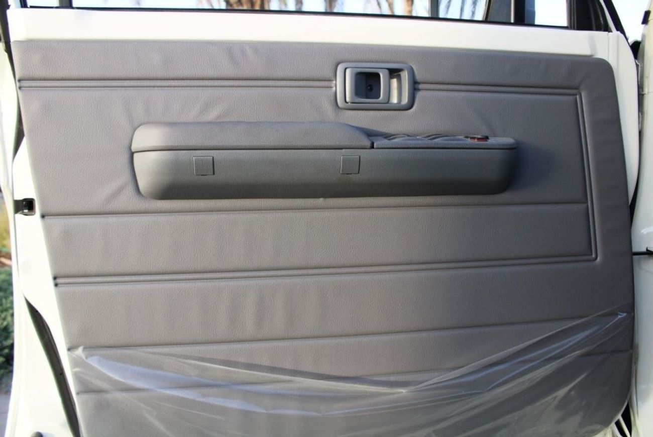 Toyota Land Cruiser 70 TOYOTA LAND CRUISER 76 4.2L L6 DSL 4WD LX STD MANUAL