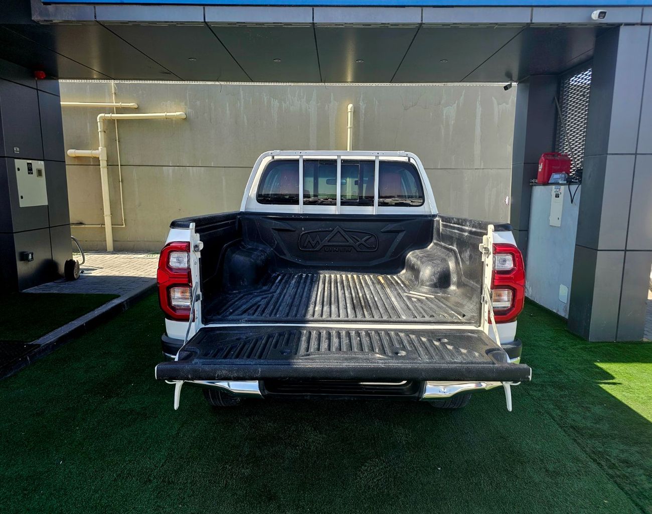 Toyota Hilux SR5/ 4WD PATROL AUTOMTIC/ AUTO WINDOWS/ LOW MILEAGE