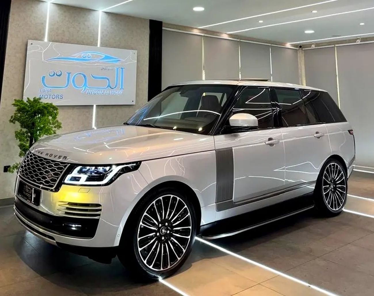 لاند روفر رينج روفر Supercharged 5.0L LOVELY SUPERCHARGED RR VOGUE V8 || GCC II TOP RANGE || ACCIDENT FREE || LOW MILES