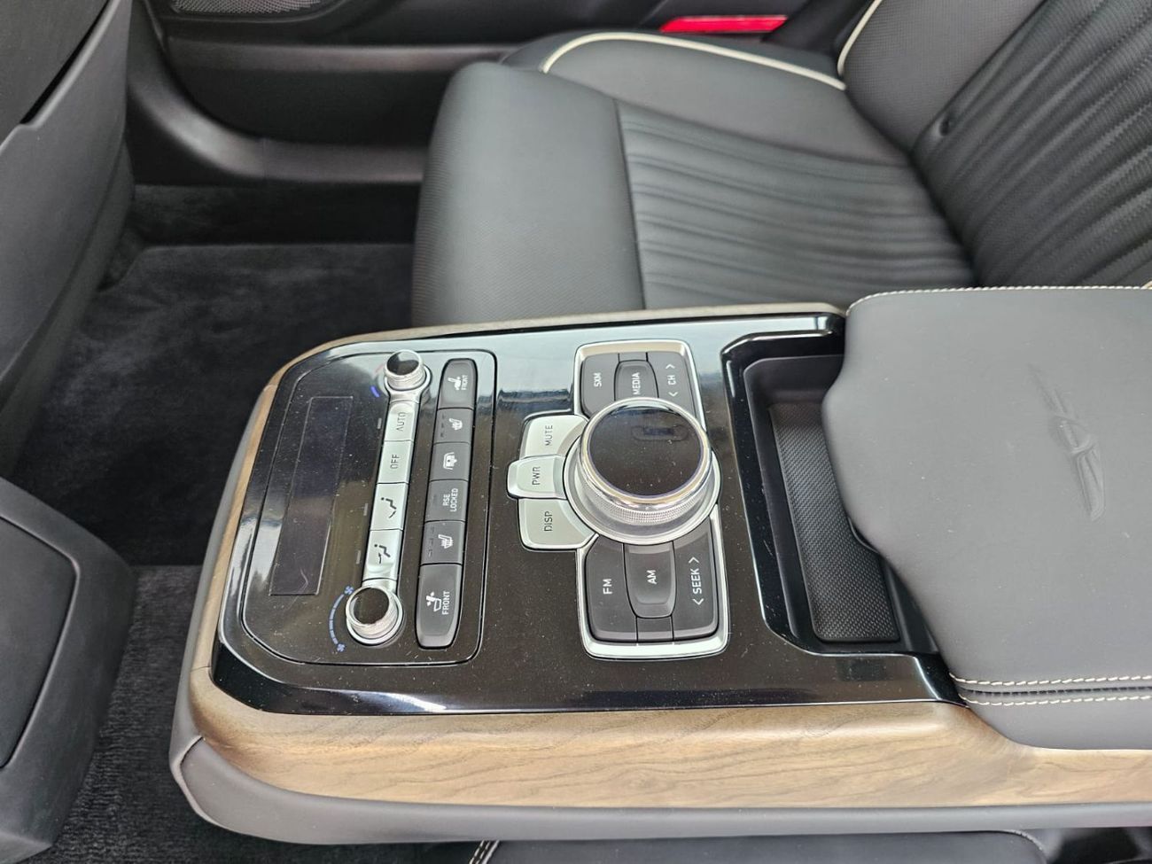 Genesis G90 Platinum 3.3L RWD