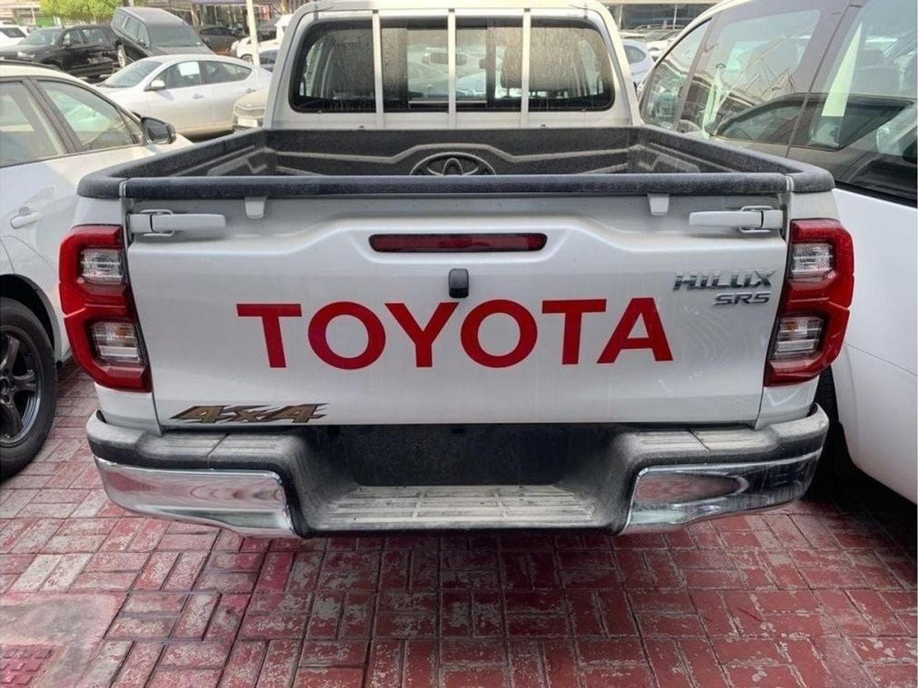 تويوتا هيلوكس TOYOTA HILUX SR5 2.7L V4 WITH PUSH START & REAR CAMERA