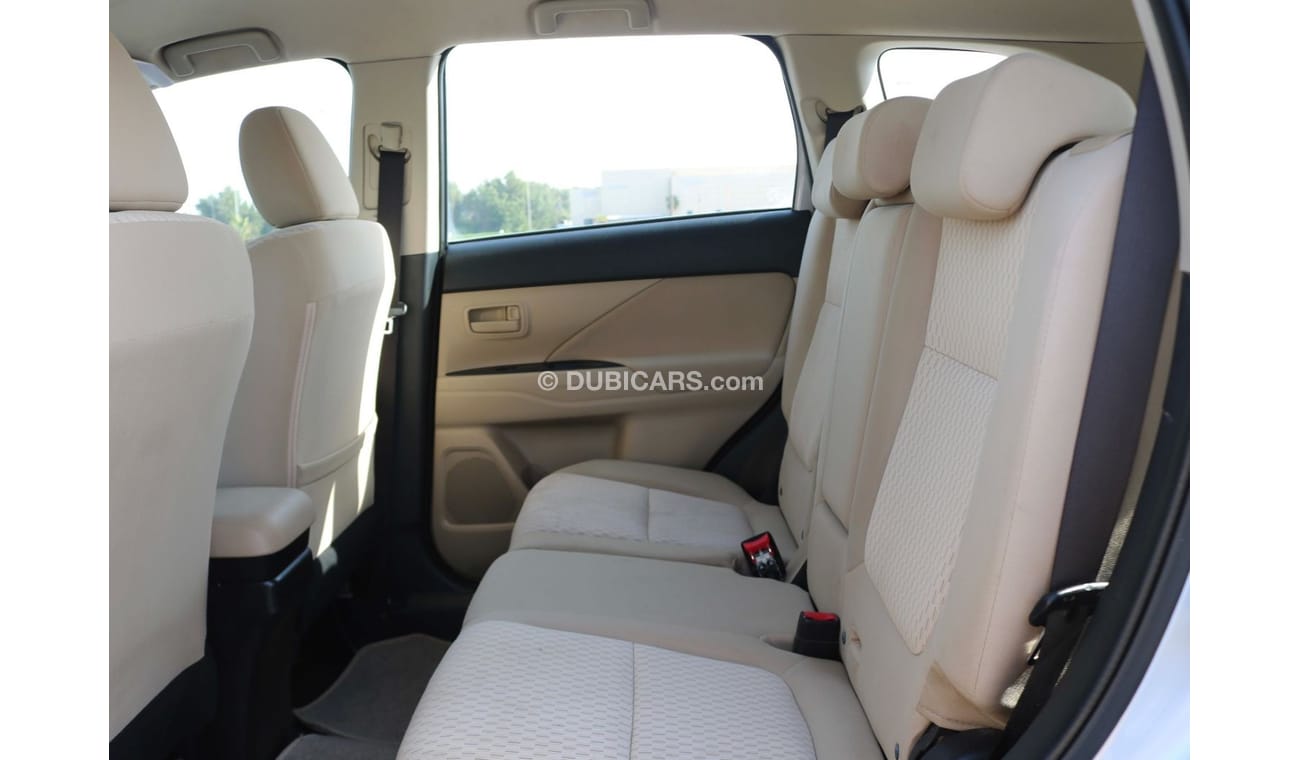 ميتسوبيشي آوتلاندر 2014 | MITSUBISHI OUTLANDER - 7 SEATER CAPACITY PETROL A/T WITH GCC SPECS AND EXCELLENT CONDITION