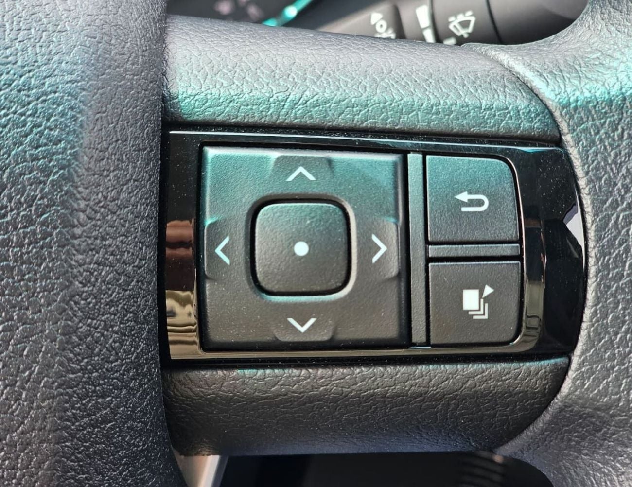 Toyota Hilux SR5 STD || 4.0L PETROL 4WD | WOOD INTERIOR W VISOR | BLIND SPOT | DIFFLOCK | DVD+CAMERA (CODE # H6B)