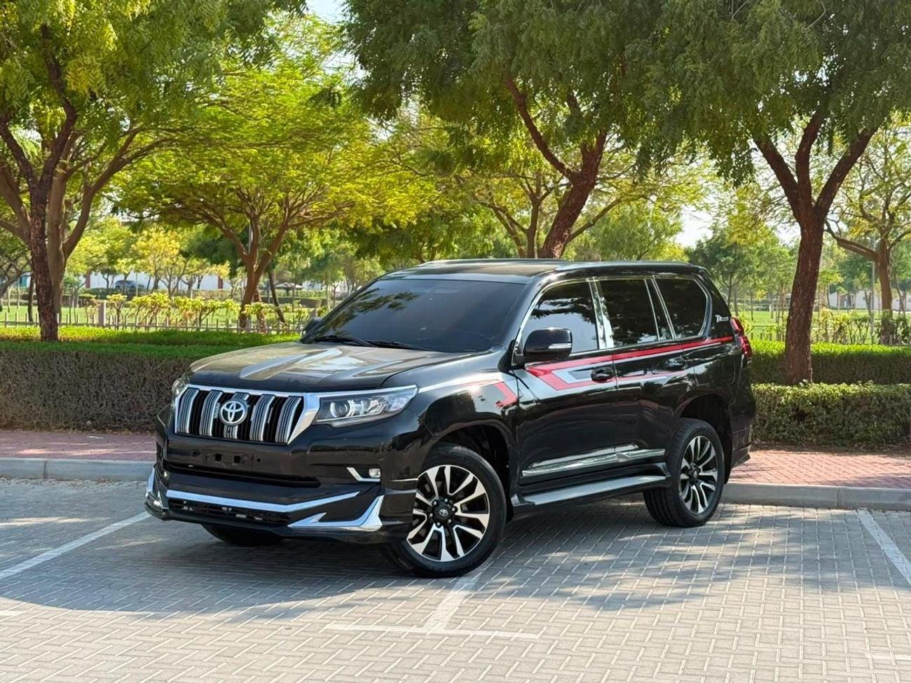 تويوتا برادو TX-L موديل 2023، محرك بنزين V6 سعة 4.0 لتر، اللون أسود، ناقل حركة أوتوماتيكي، مقاعد جلدية سوداء، 7 مقاعد،