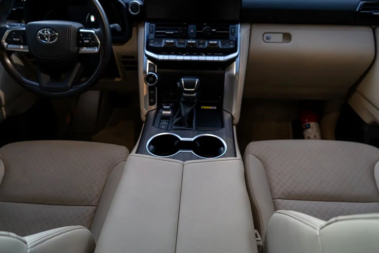 تويوتا لاند كروزر VXR 4.0L VXR | GCC Specs | Super Clean | Low Mileage