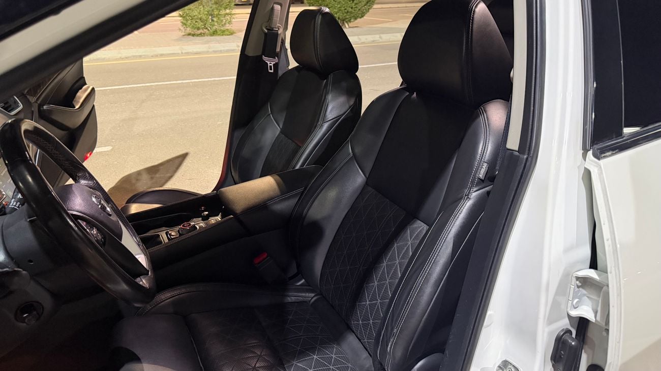 Nissan Maxima platinum . 3.5L . 6cyl . sedan . FWD . 5 seats . 4 doors