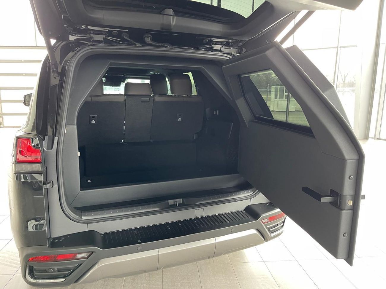 لكزس LX 500 Armored Vehicle B7+