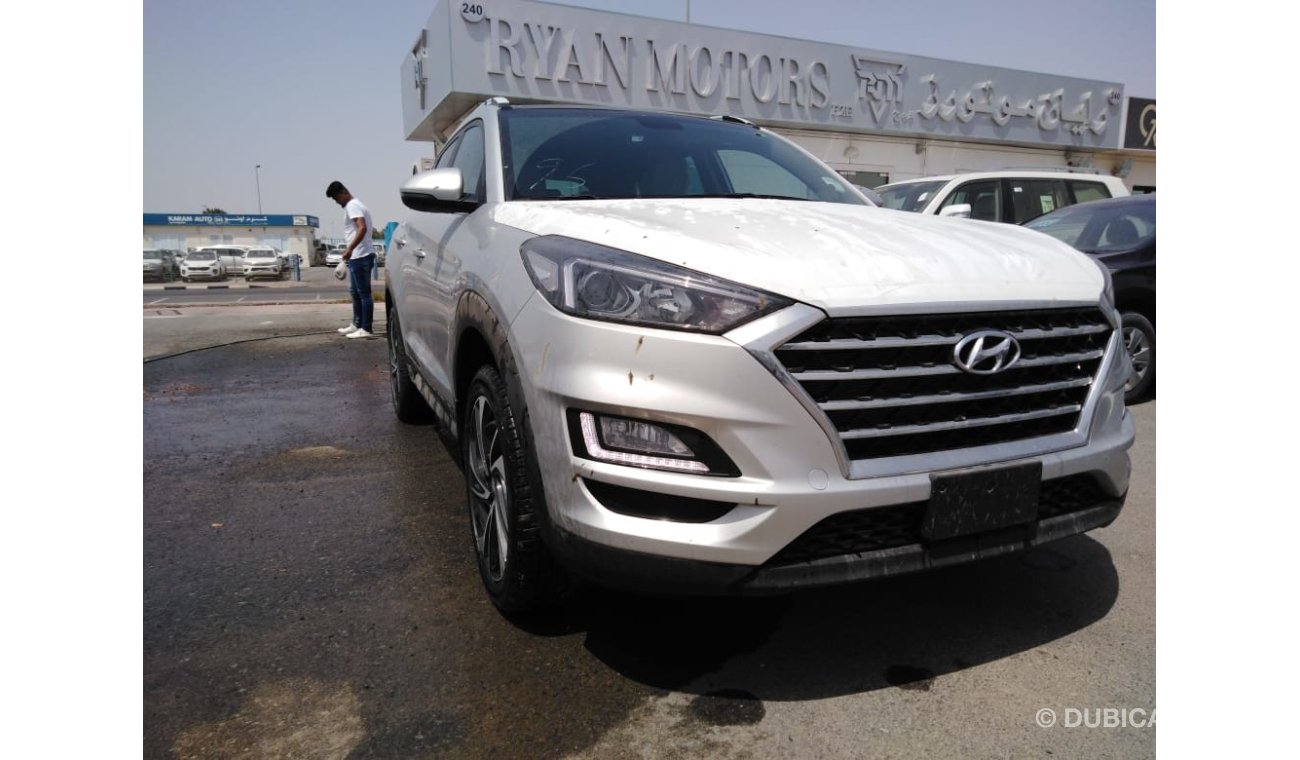 Hyundai Tucson 1.6L FULL OPTION WITH PANORAMIC ROOF AUTOMATIC TRANSMISSION PETROL SUV ONLY FOR EXPORT