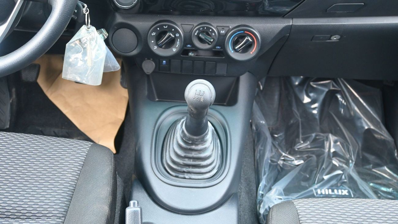 تويوتا هيلوكس Toyota Hilux 2024 Single Cab 2.4L Diesel Transmission Manual 5 Cargo Hooks White outside Black insid