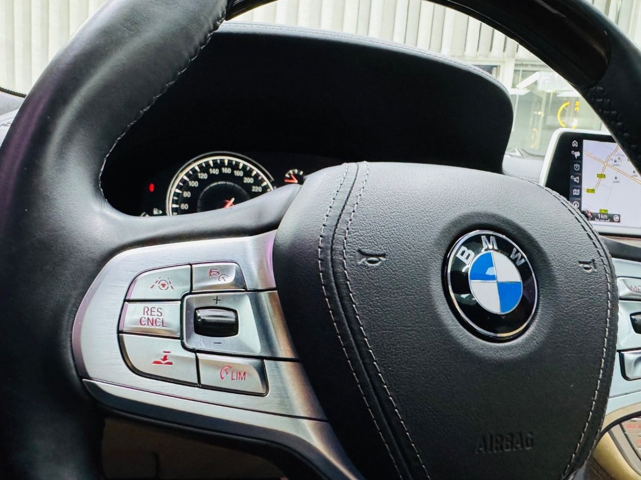 بي أم دبليو 750Li Luxury 4.4L (523 HP)