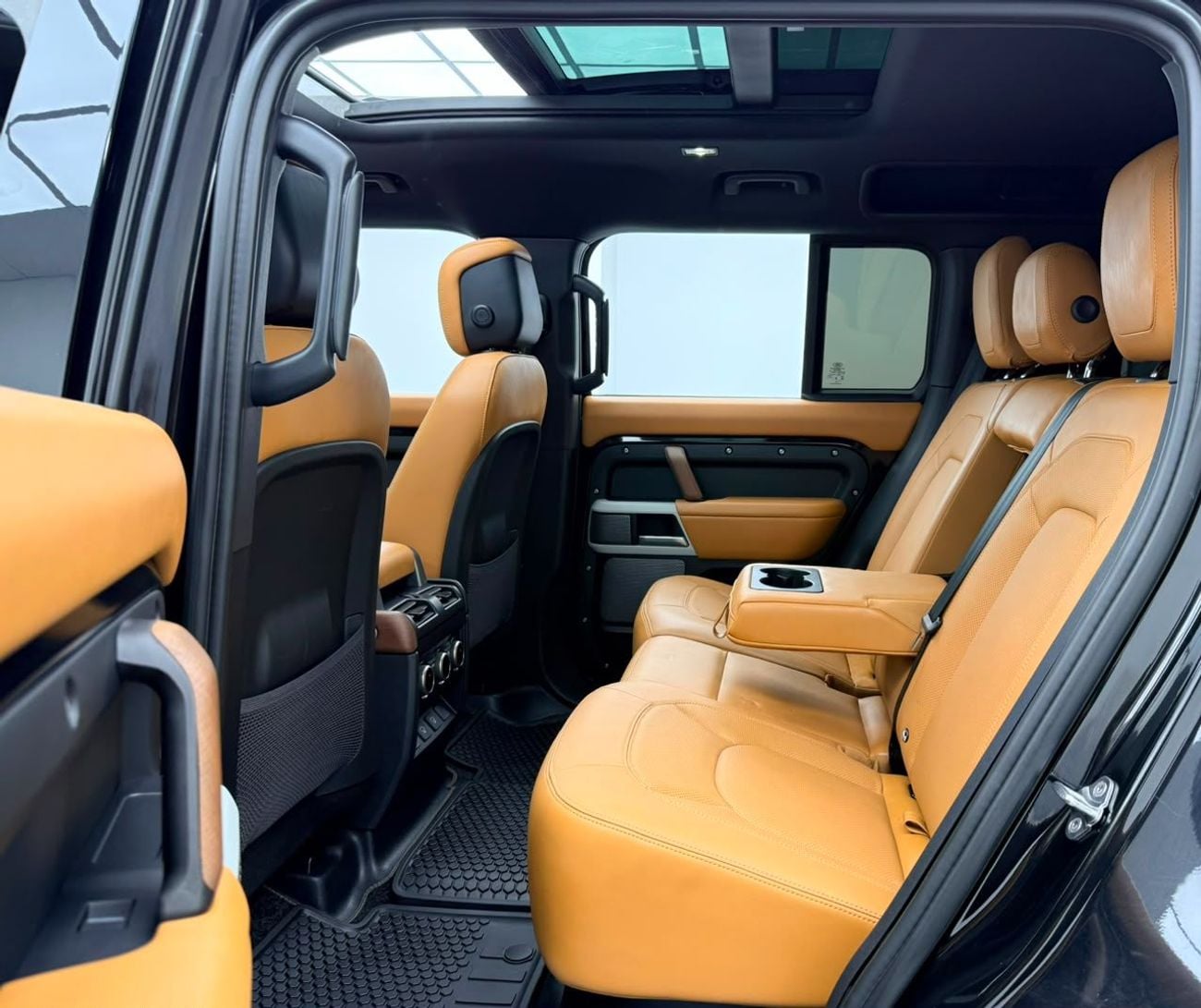Land Rover Defender 2024 Land Rover Defender 110 HSE P400, 2029 LR Warranty + Service Pack, Full LR Service History, GCC