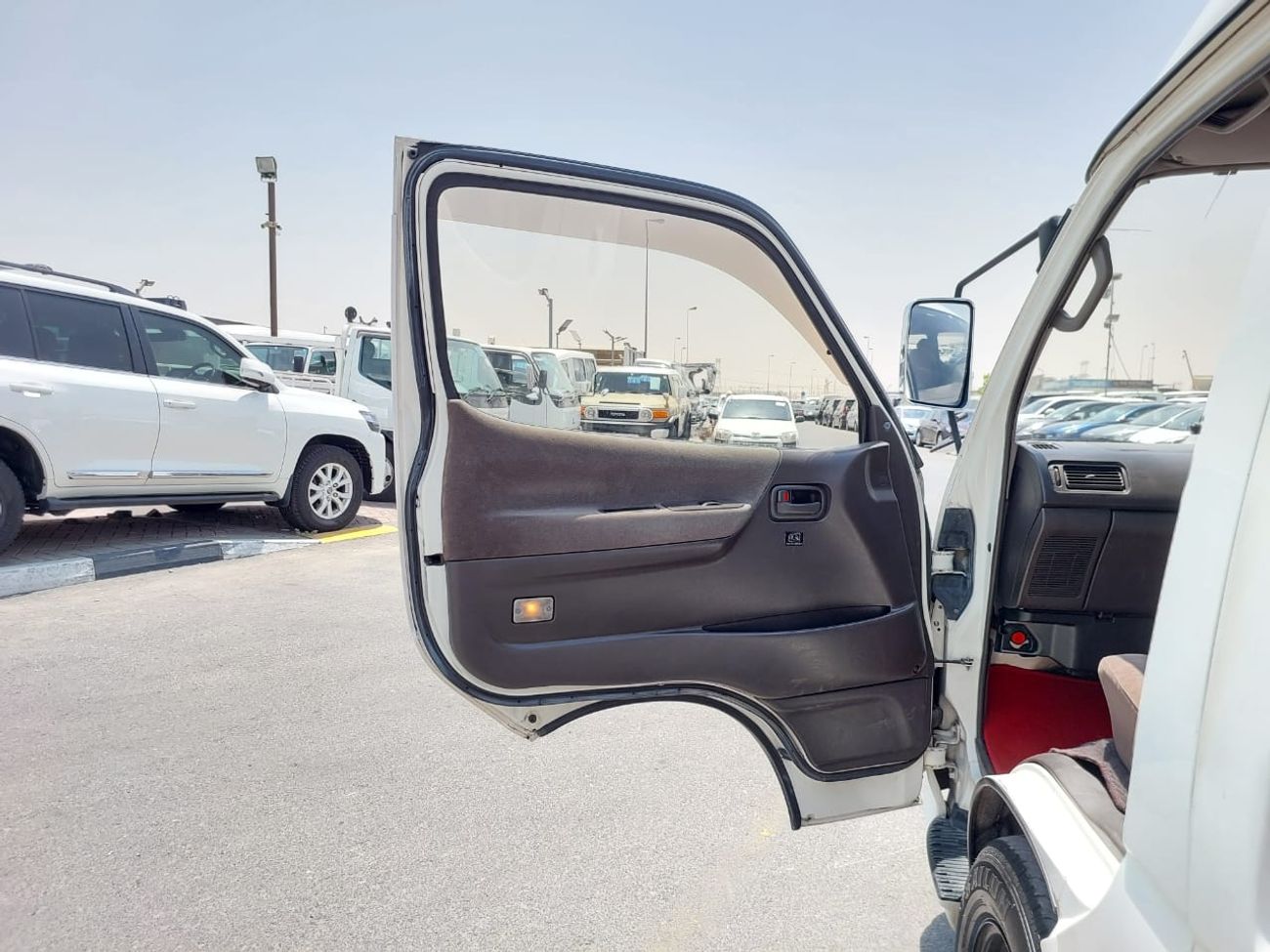 Toyota Hiace TOYOTA HIACE COMMUTER VAN RHD 2001 MODEL 3.0 L DIESEL AUTOMATIC(PM02656)