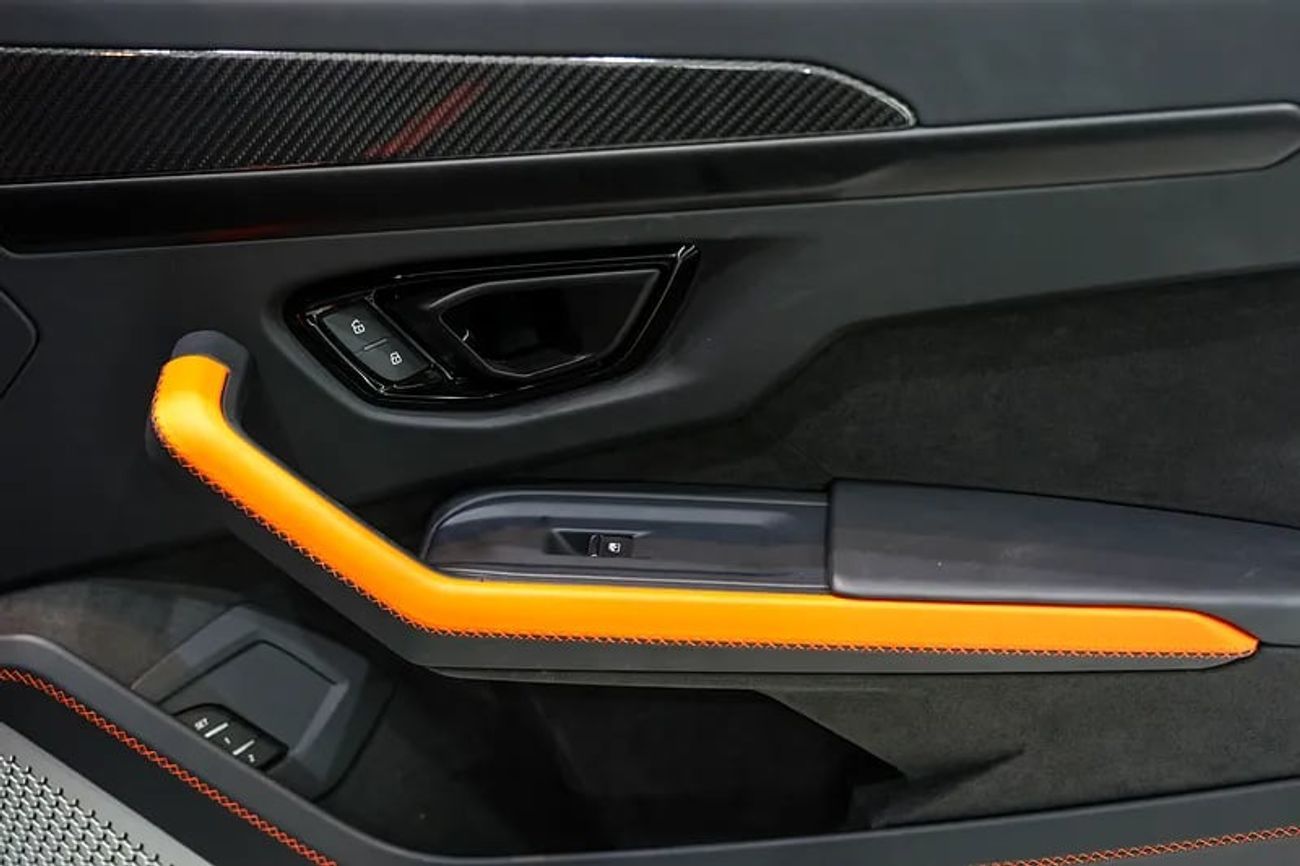 لامبورغيني اوروس SE Hybrid, New Facelift, Carbon Trim, Bang N Olufsen Audio