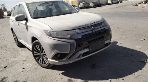 Mitsubishi Outlander 2.0L 5 SEATERS