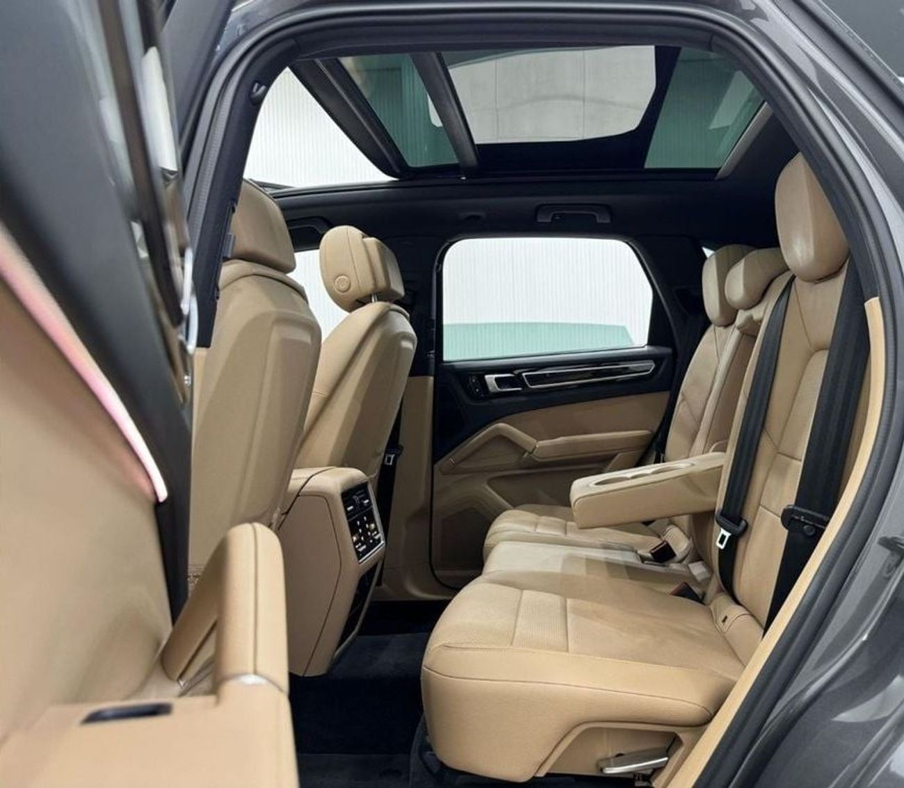 بورش كايان Std 3.0L (340 HP) 2019 Porsche Cayenne, 2025 Porsche Warranty, Sport Chrono Package, GCC