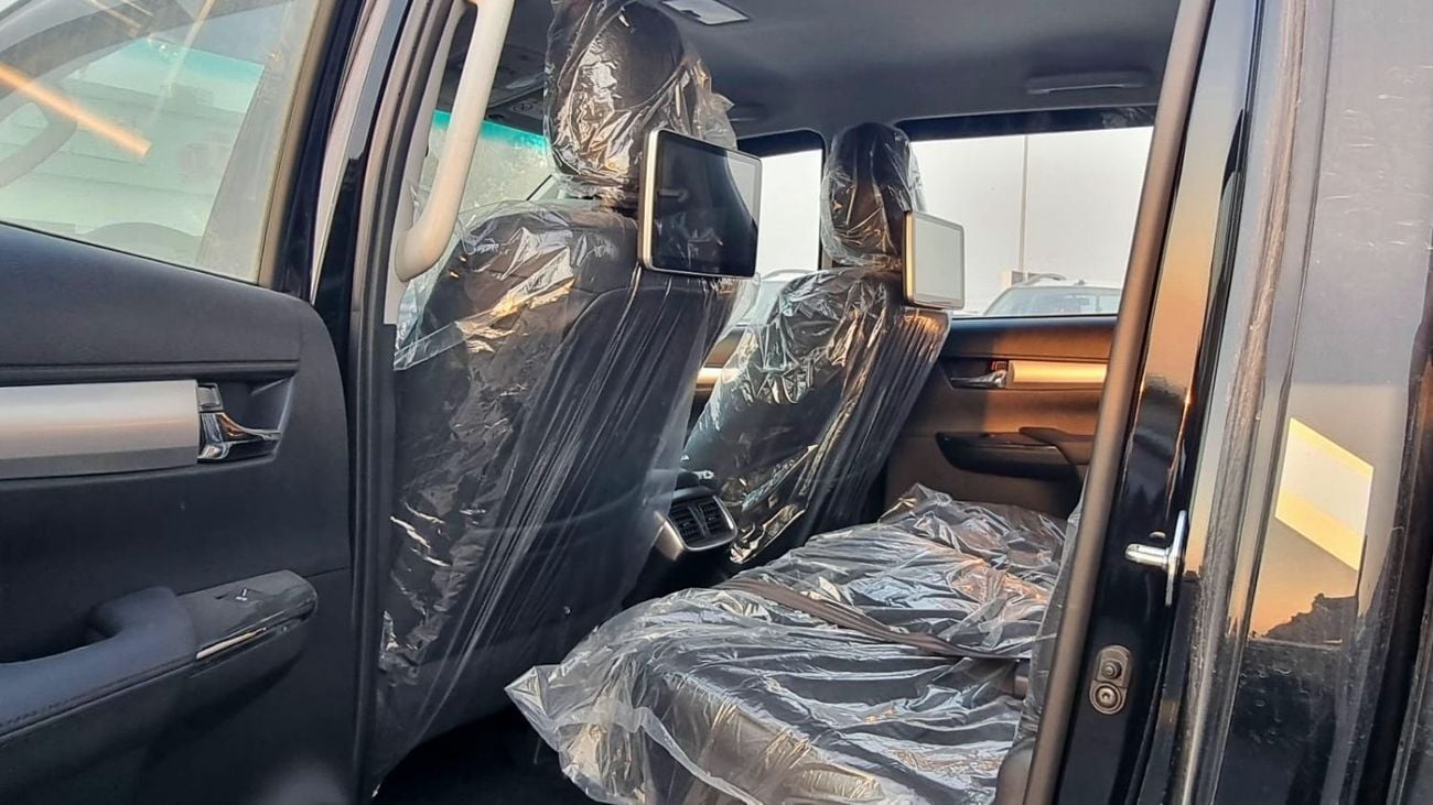 تويوتا هيلوكس SGLX TOYOTA HILUX 2.4L DIESEL 4X4 A/T LEATHER SEATS MY 2025