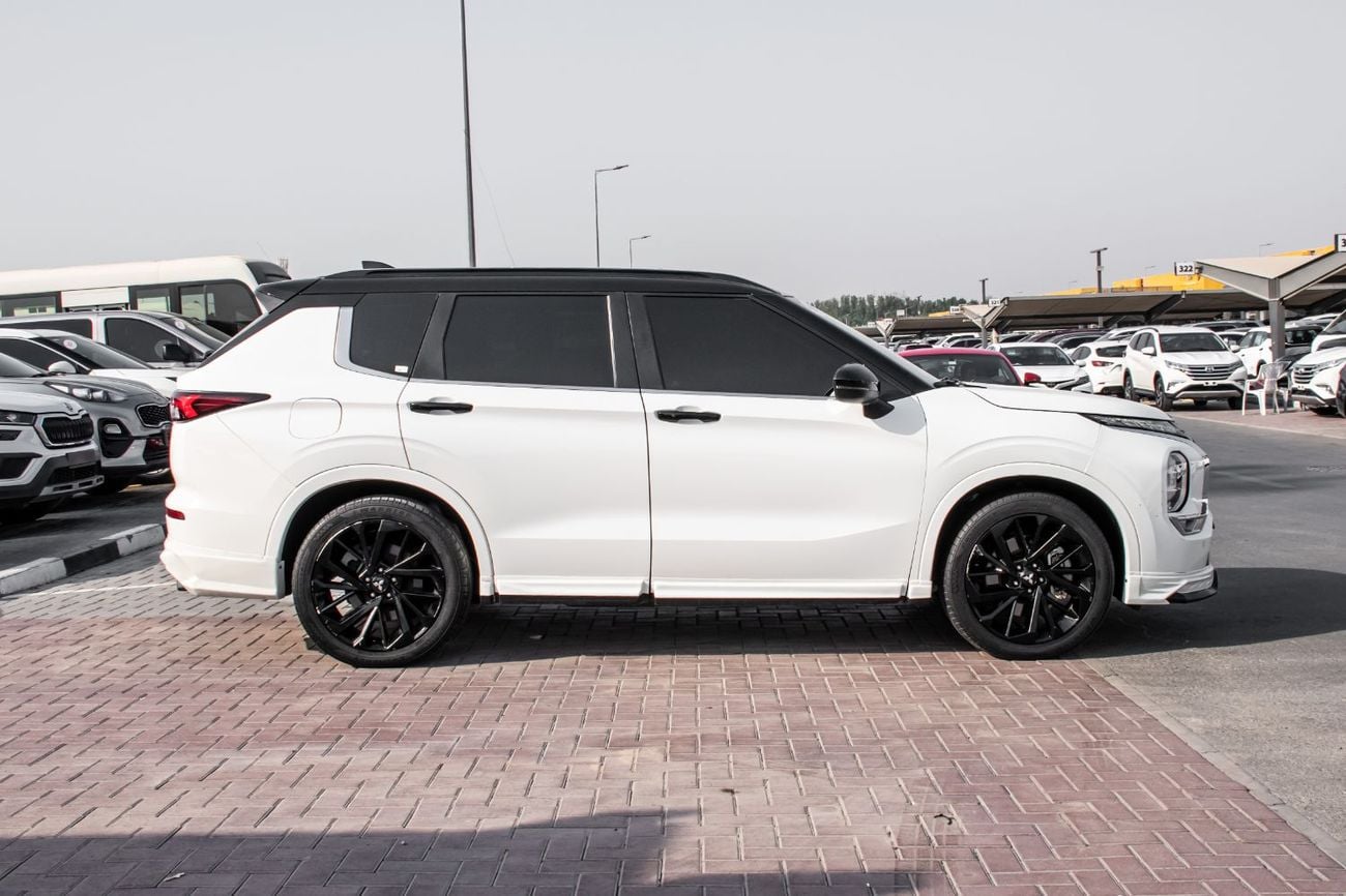 ميتسوبيشي آوتلاندر PREMIUM LAUNCH EDITION GCC Specs - Original Paint Free Accident Excellent Condition