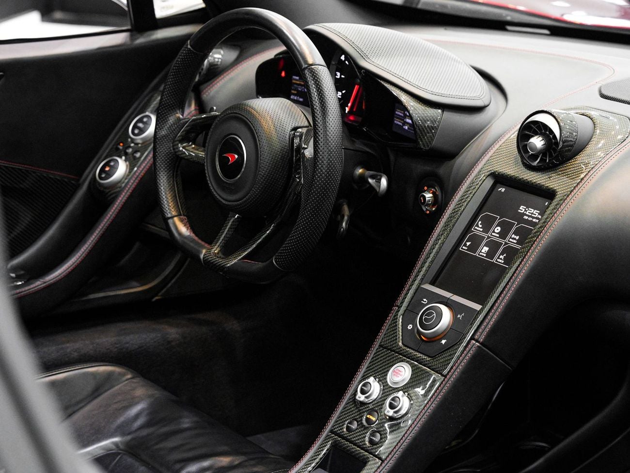 مكلارين 650S سبايدر نظام رفع، حزمة الكربون، نظام صوت ميريديان، مواصفات دول مجلس التعاون الخليجي!!