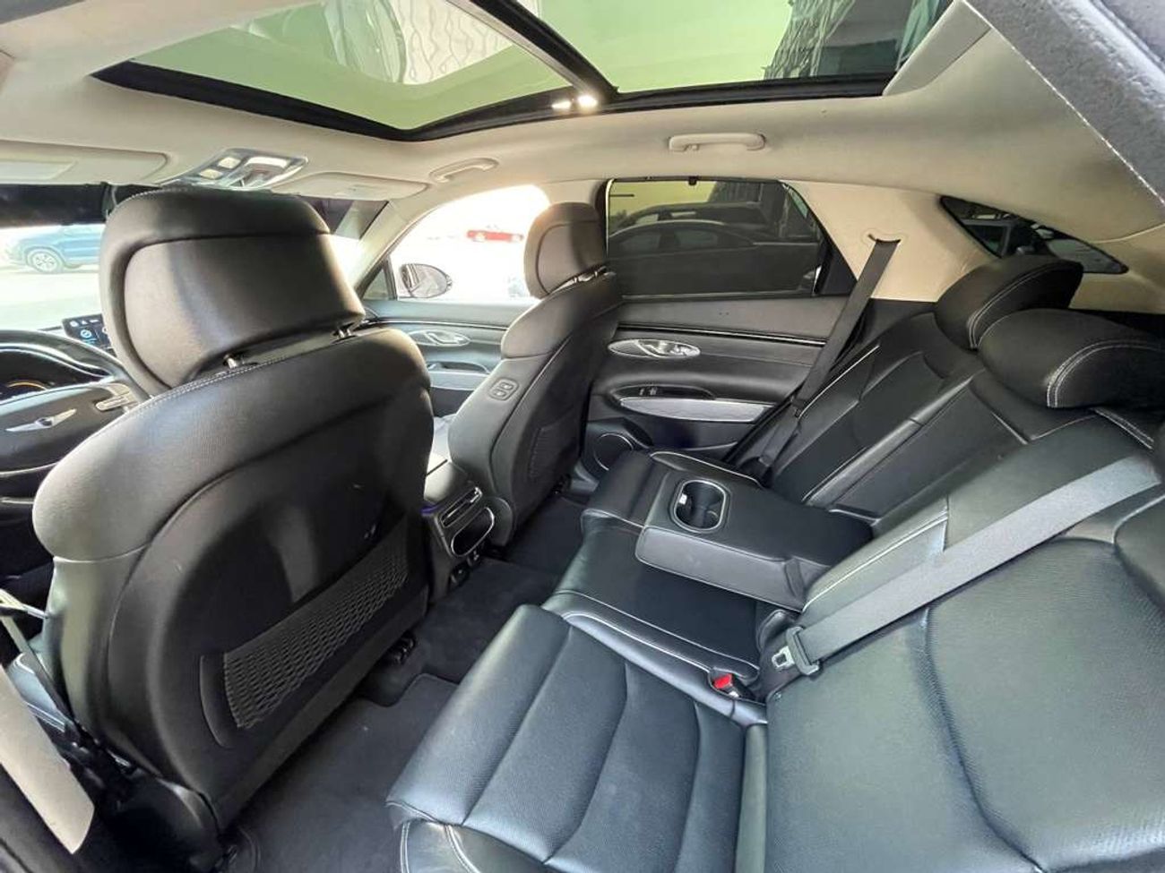 جينيسس GV70 / دفع رباعي / فتحة سقف بانورامية / كاميرا 360 درجة / مسافة منخفضة / بحالة ممتازة