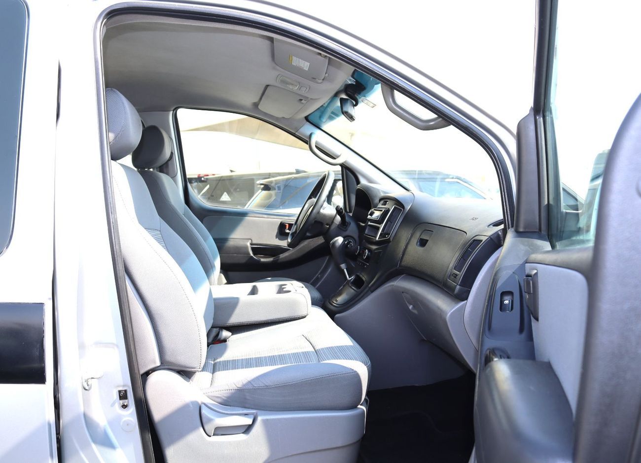 هيونداي H-1 هيونداى H-1موديل 2020 خليجى بدون حوادث  ممشى 123000 كم بمحرك 2.4Lعدد 12 مقعد بحاله ممتازه