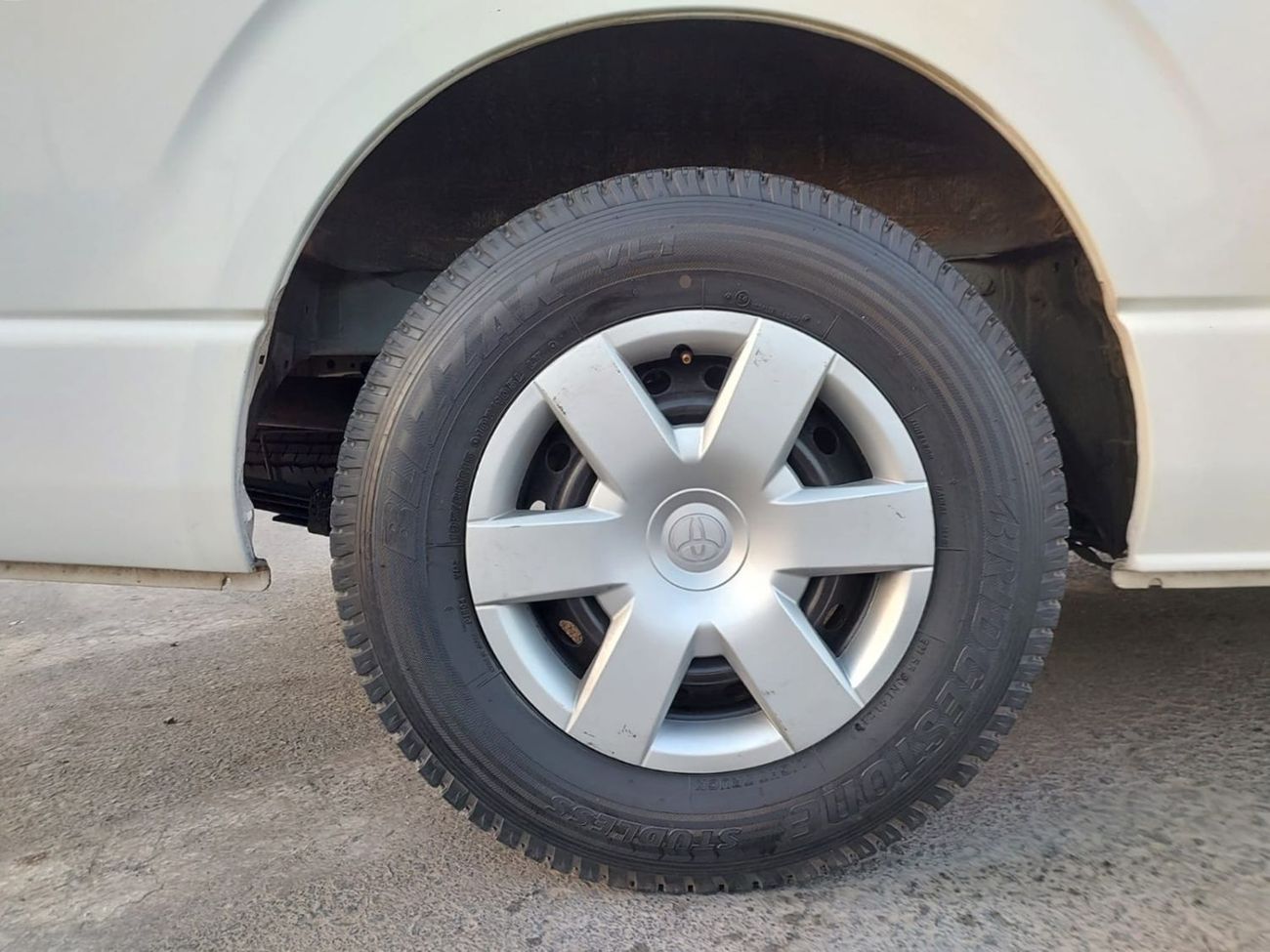 Toyota Hiace TOYOTA HIACE VAN RHD 2017 MODEL 2.7 L PETROL AUTOMATIC(PM27593)