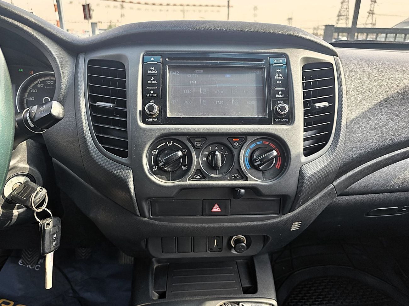 Mitsubishi L200 Used Mitsubishi58 L200 GLX 2.4L Petrol M/T 4*4  GCC White Color  2022 Model