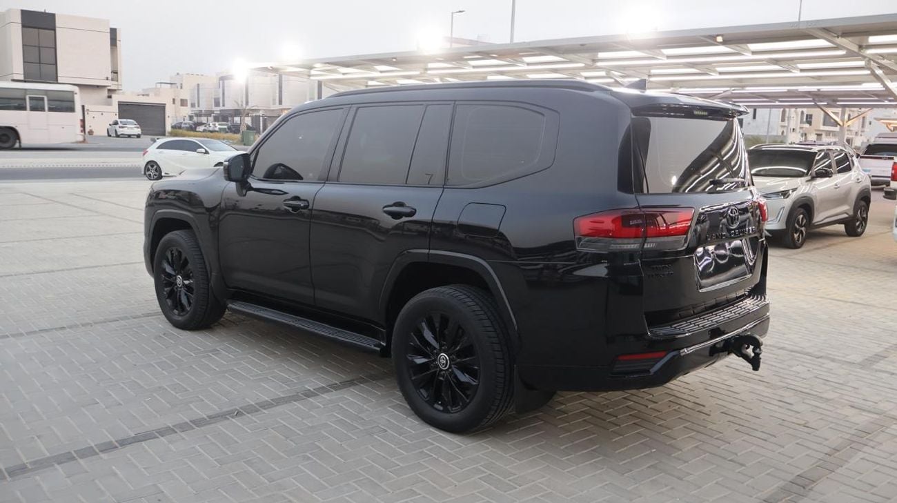 Toyota Land Cruiser BLACK EDITION Well Maintained . Original Mileage. Still under Service Contract  to 125000 KMs. Al Futtaim Warranty