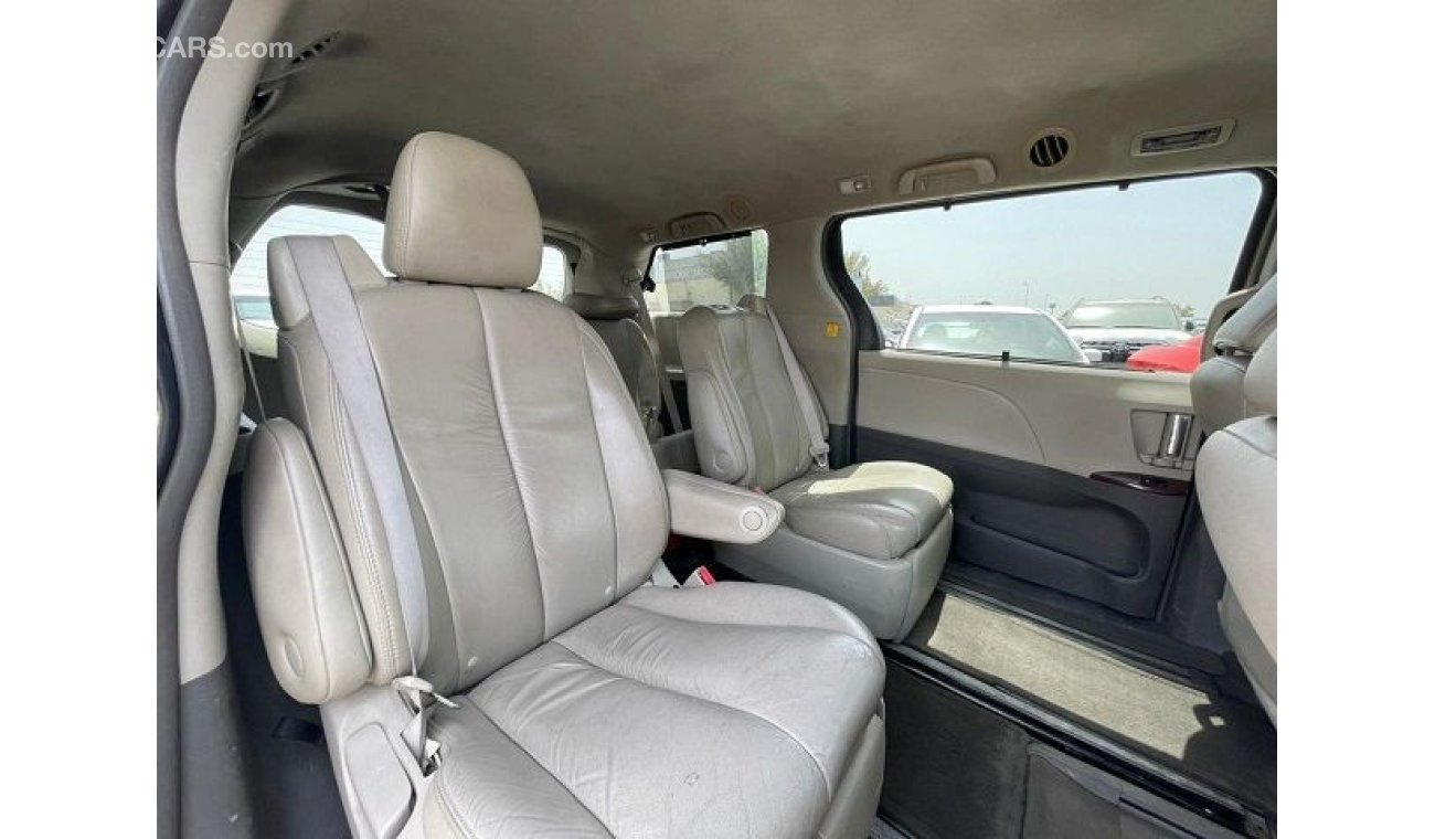 Used TOYOTA SIENNA 2011 XLE 2011 for sale in Dubai 439750