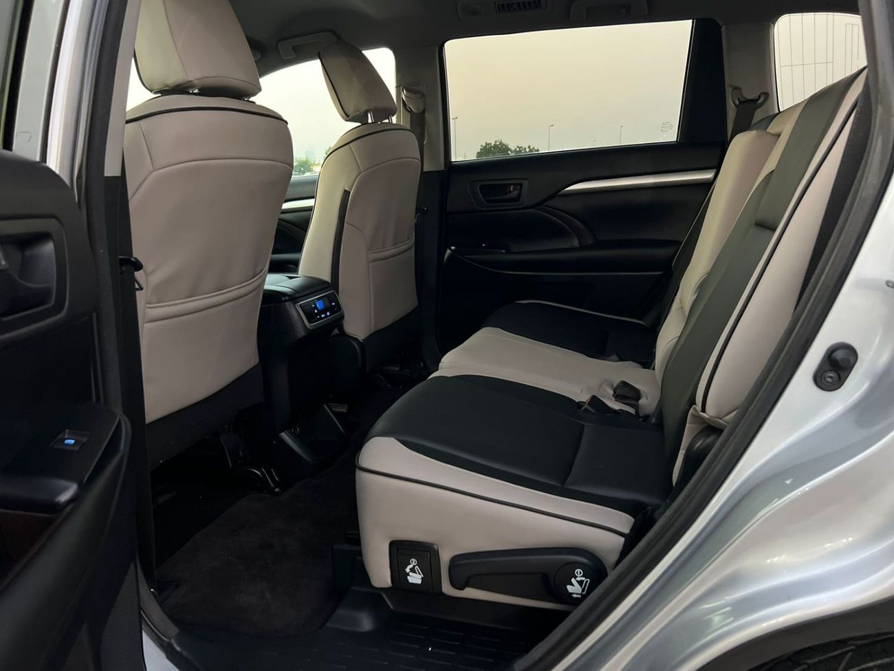 Toyota Highlander 2016 Toyota Highlander MidOption -3.5L - V6 - Rear  Camera - AWD 4x4 - Leather Seat -  7 seater