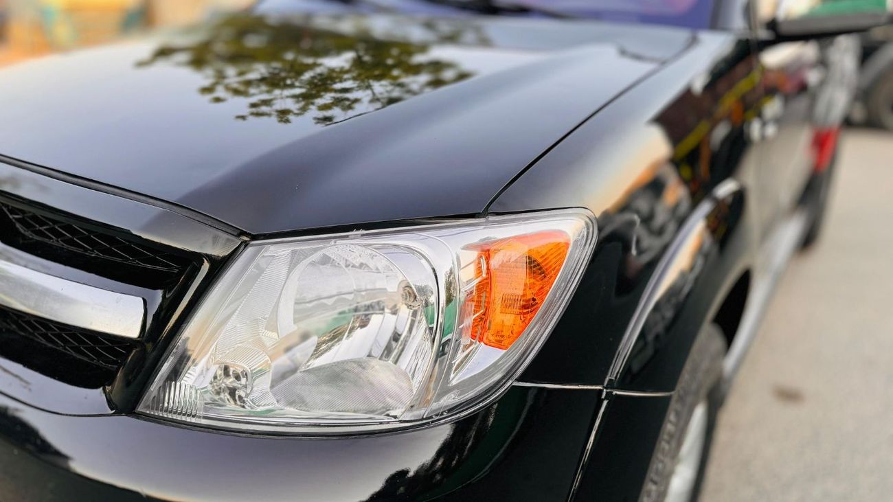 Toyota Hilux PREMIUM RED INTERIOR | MANUAL 2.5L DIESEL | LHD | 2007 | REAR VIEW CAMERA | PREMIUM SPORTS BAR WITH