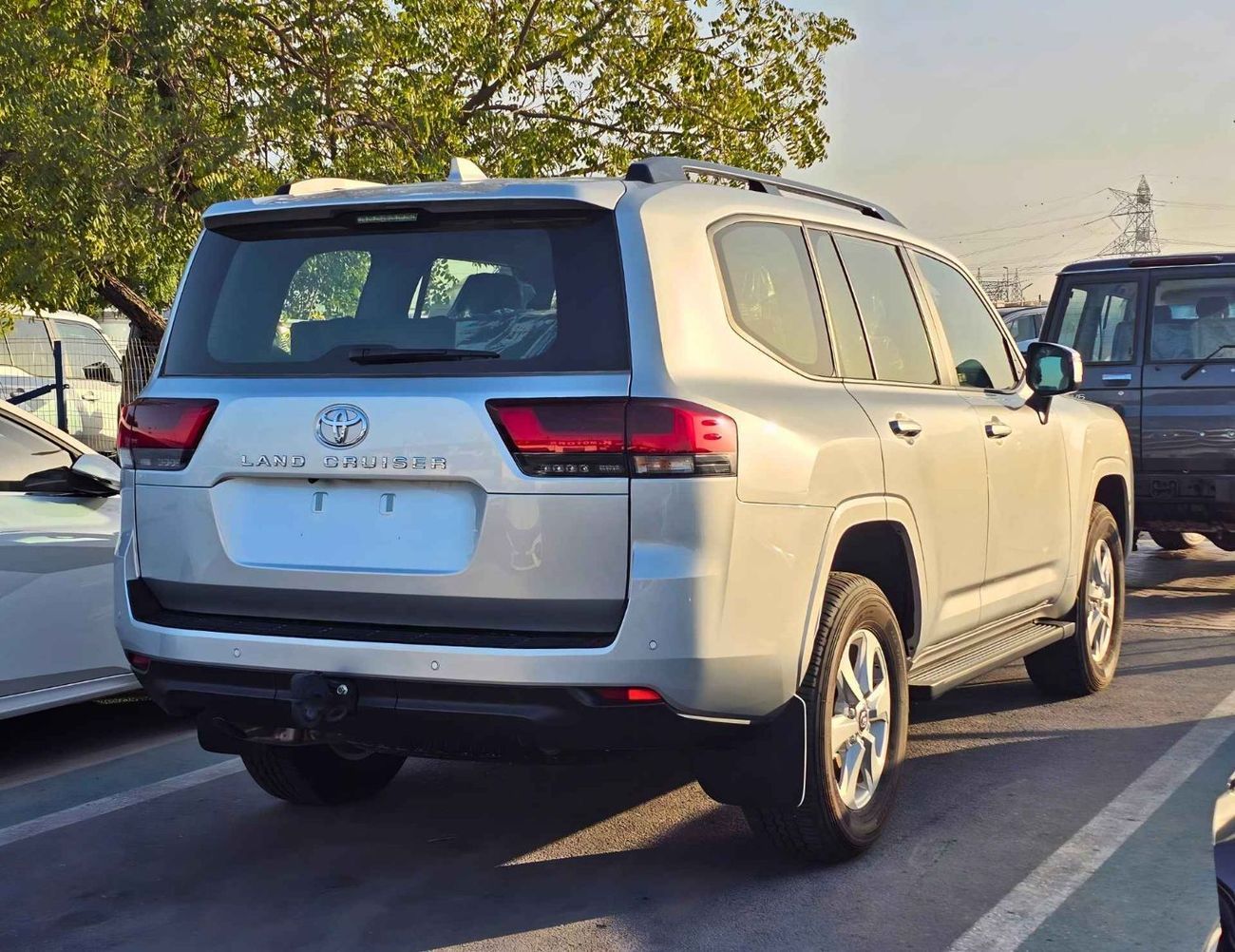 تويوتا لاند كروزر GXR BASIC / 4.0L PETROL V6 / SUNROOF / LEATHER WITH DRIVER POWER SEAT (CODE # GXR4B)