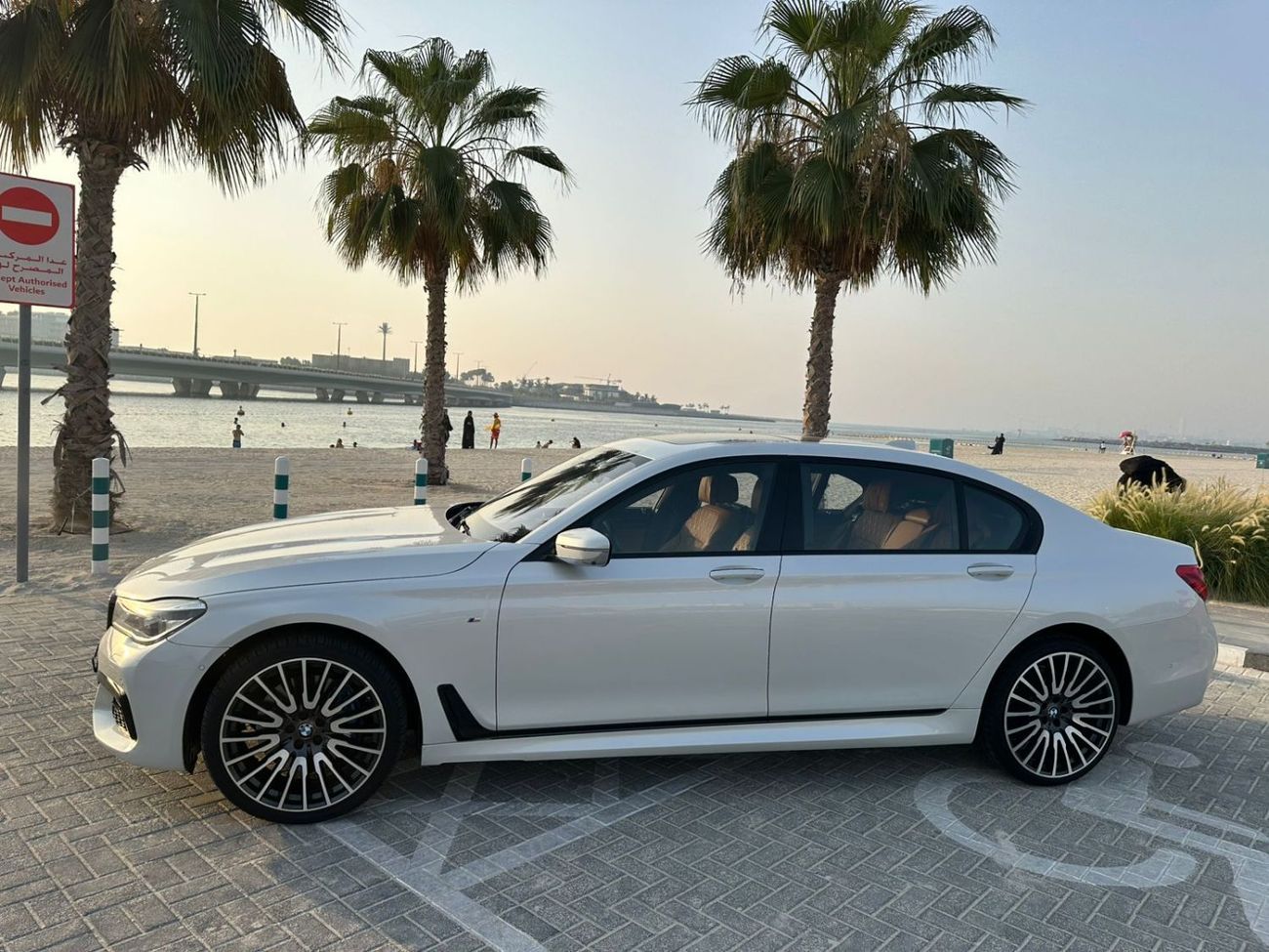 بي أم دبليو 750Li Luxury 4.4L (523 HP)