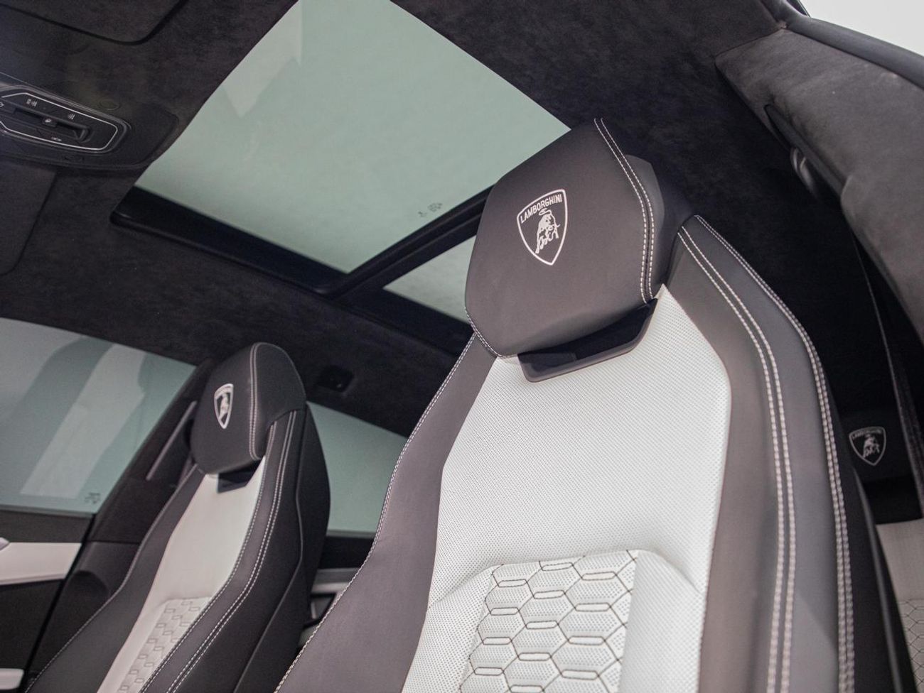 Lamborghini Urus STD 4.0T V8 Akrapovic Exhaust System • Warranty + Service Available • GCC