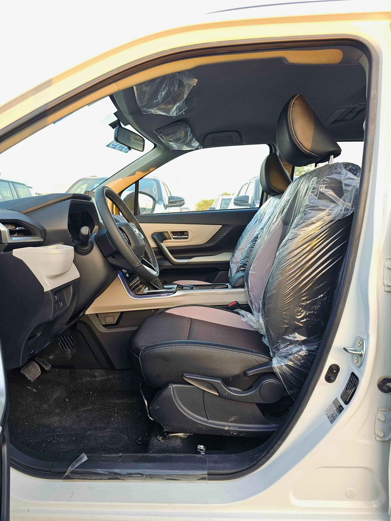 Toyota Veloz 1.5L V4 PETROL, DVD+ CAMERA / SPECIAL PROMOTION (CODE # 69085)