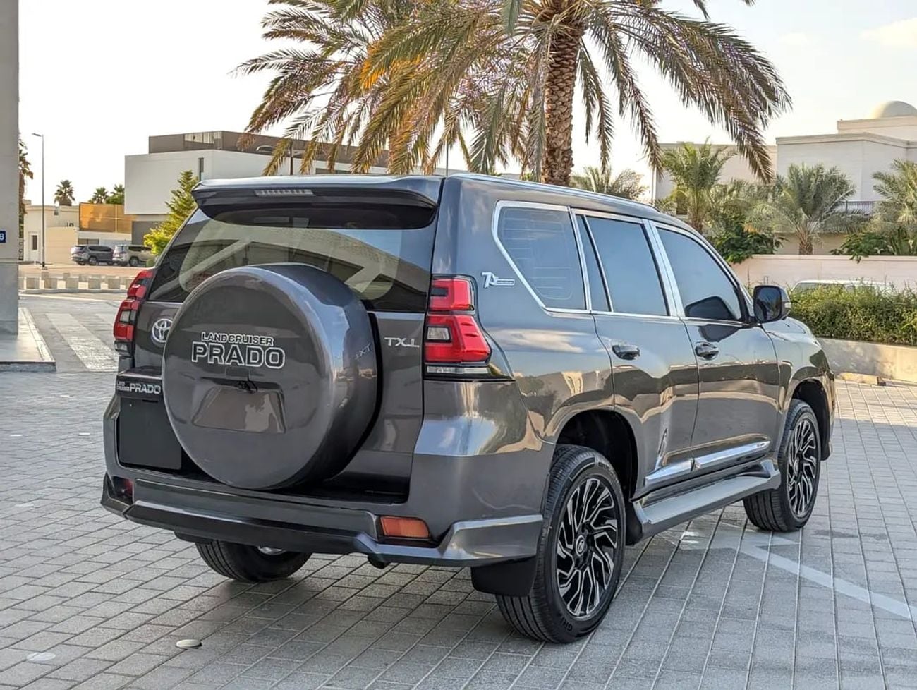 Toyota Prado TX-L FACELIFTED WITH INTERIOR AND EXTERIOR V4 2.7L GCC IN EXCELLENT CONDITION