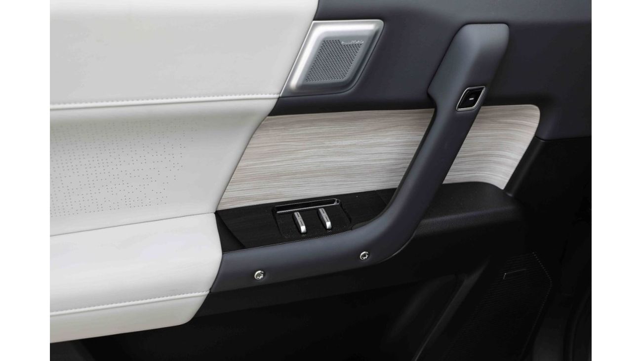 شيري iCar 03 2024 ICAR EQ3 V2 طويلة المدى - أسود من الداخل أبيض | تصدير فقط