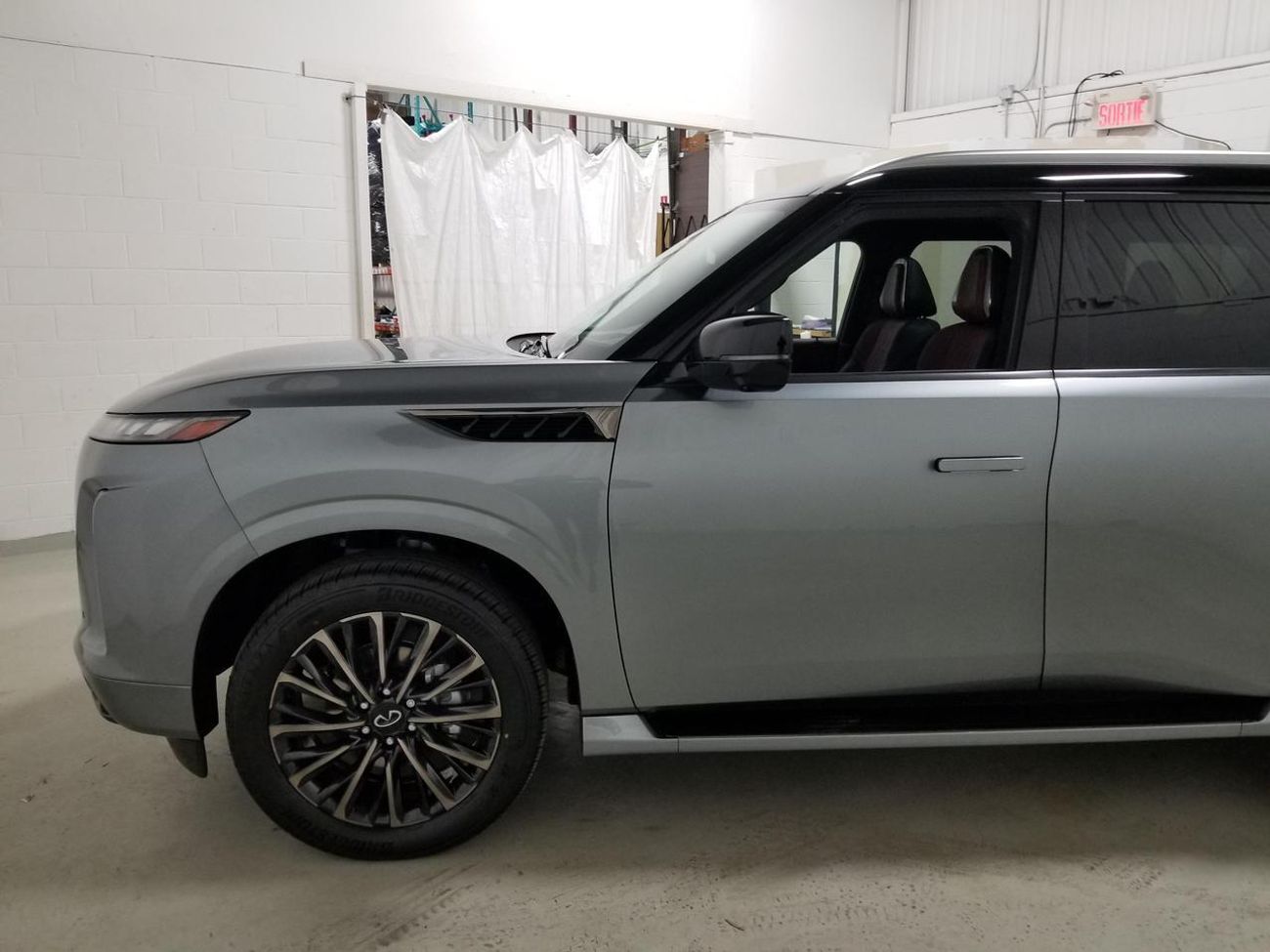 إنفينيتي QX80 AUTOGRAPH CANADIAN SPEC