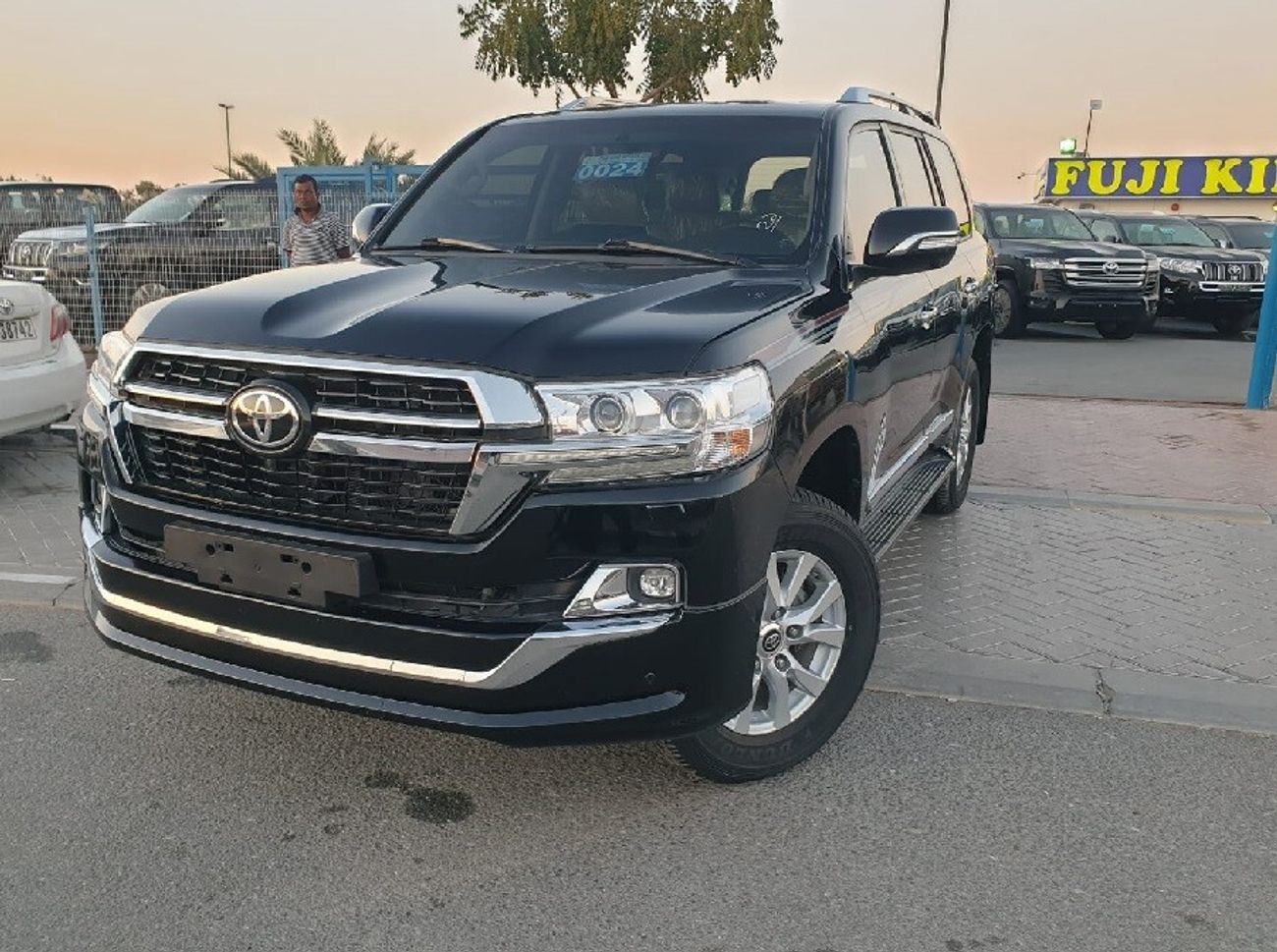 Toyota Land Cruiser GXR - V8 - PETROL (FULL OPTION)