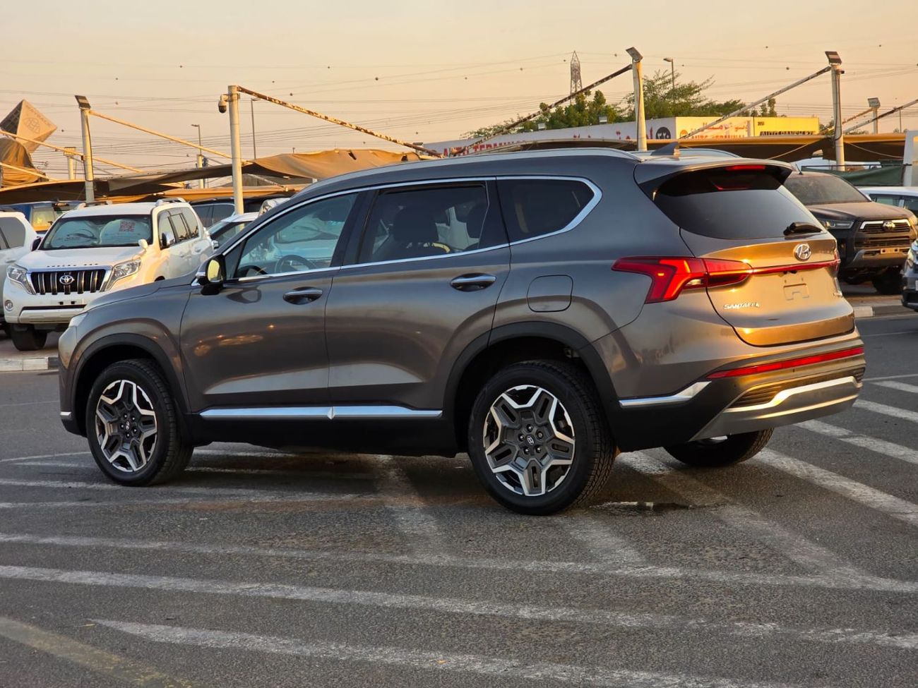 Hyundai Santa Fe limited 1.6T hybrid engine Panoramic roof and 360 camera