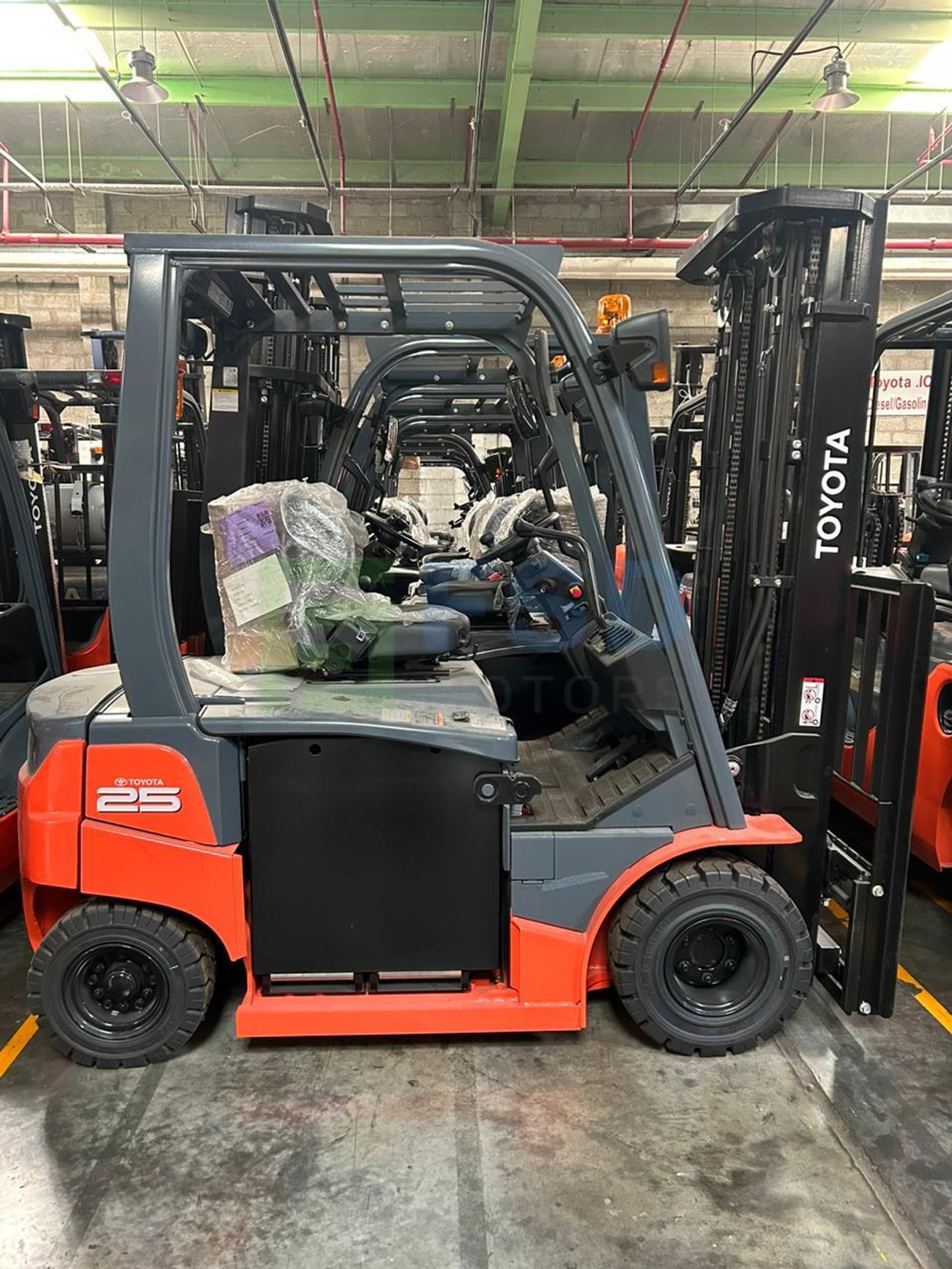Toyota Fork lift TOYOTA 2.5 TON 3 STAGE ELECTRIC 4 WHEELS FORKLIFT MODEL 8FBN25. (Export Only)