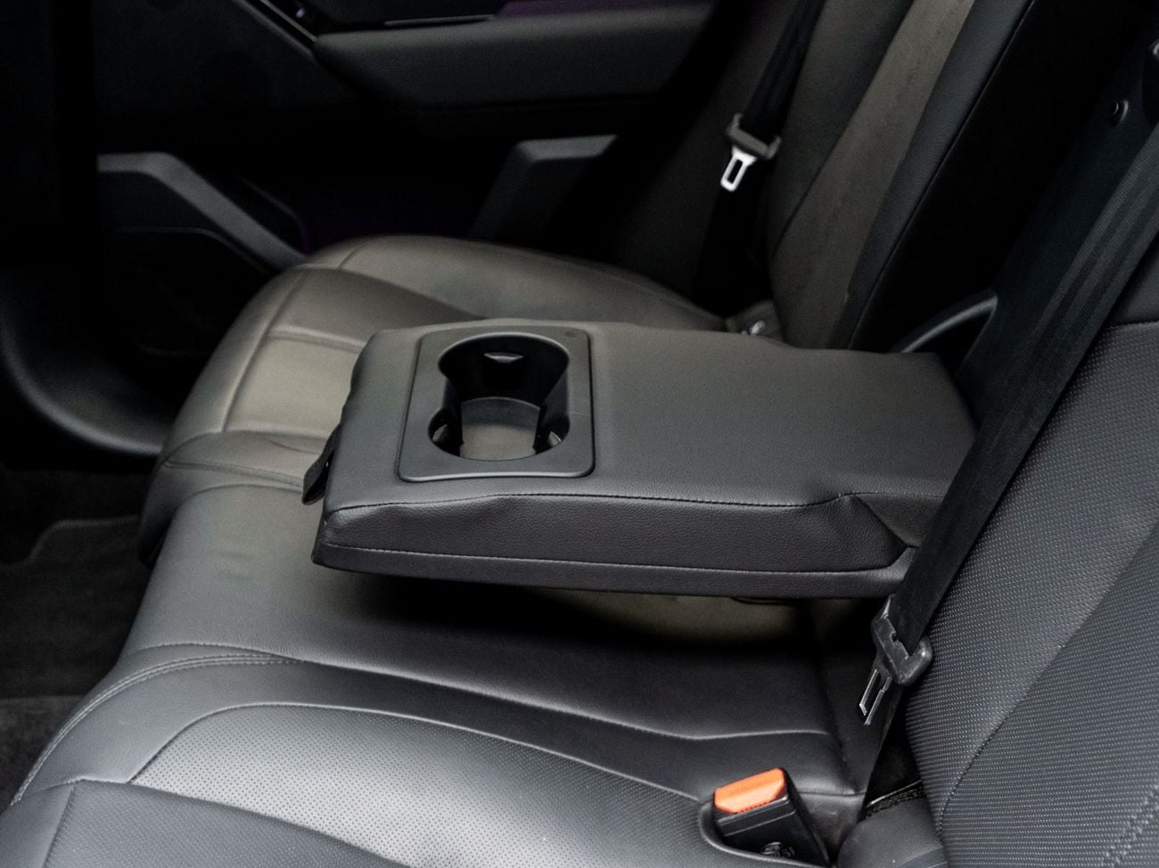 لاند روفر رينج روفر فيلار Dynamic SE P250 2.0L2025 Range Rover Velar Dynamic SE P250, 2.0L 4cyl, 4WD, 247 bhp, 8 Speed Automat