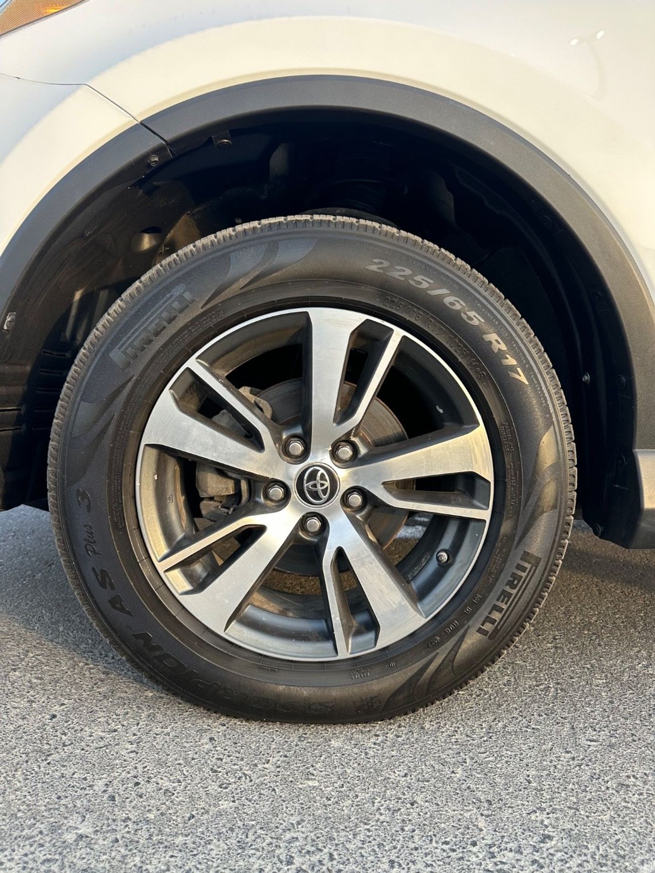 Toyota RAV4 XLE 4WD sunroof and Full Option