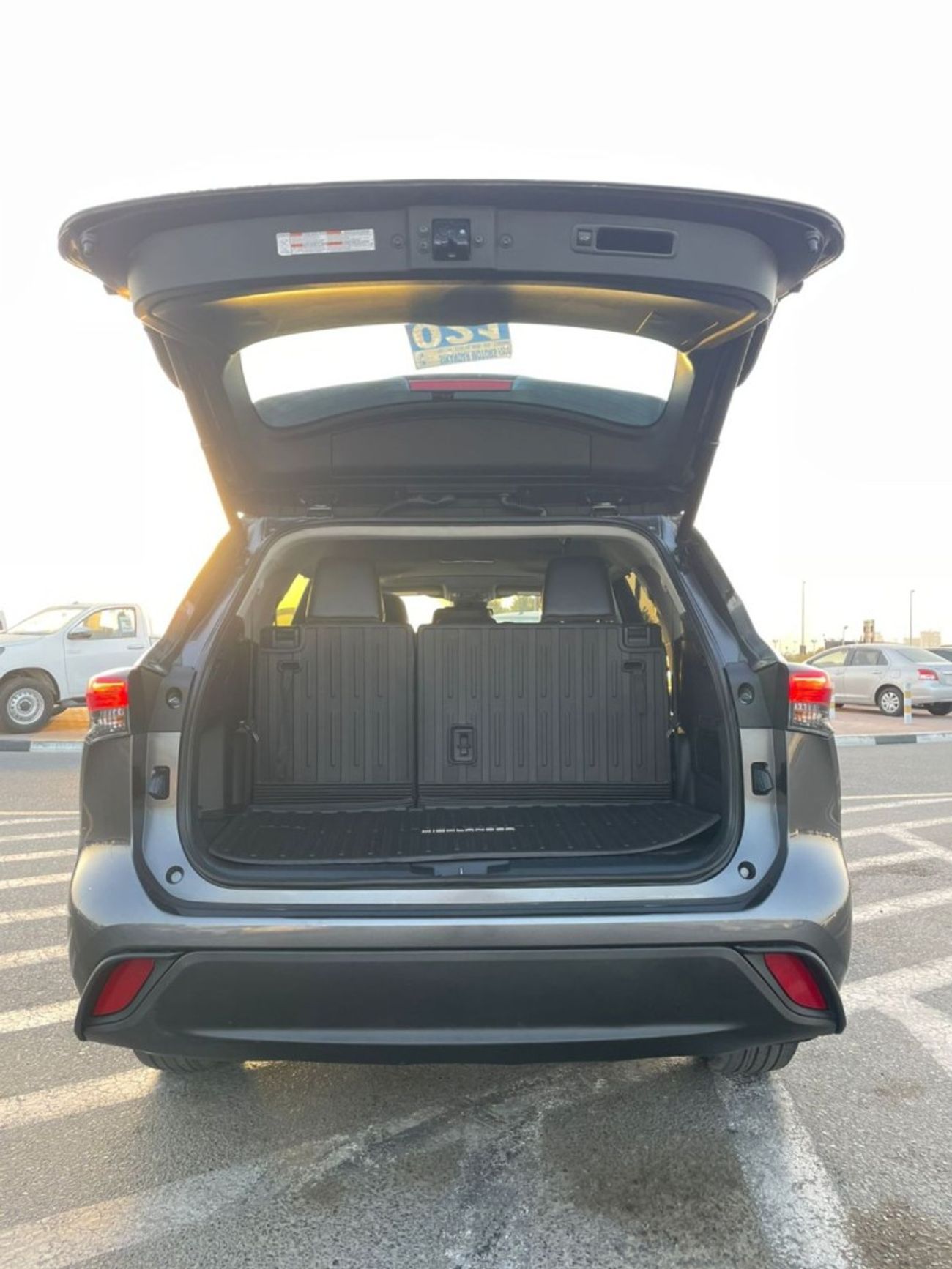 تويوتا هايلاندر 2023 Toyota Highlander XLE 2.4L V4 Turbo Full Option - Full 7 Seater Trunk Auto - Wireless Charge -